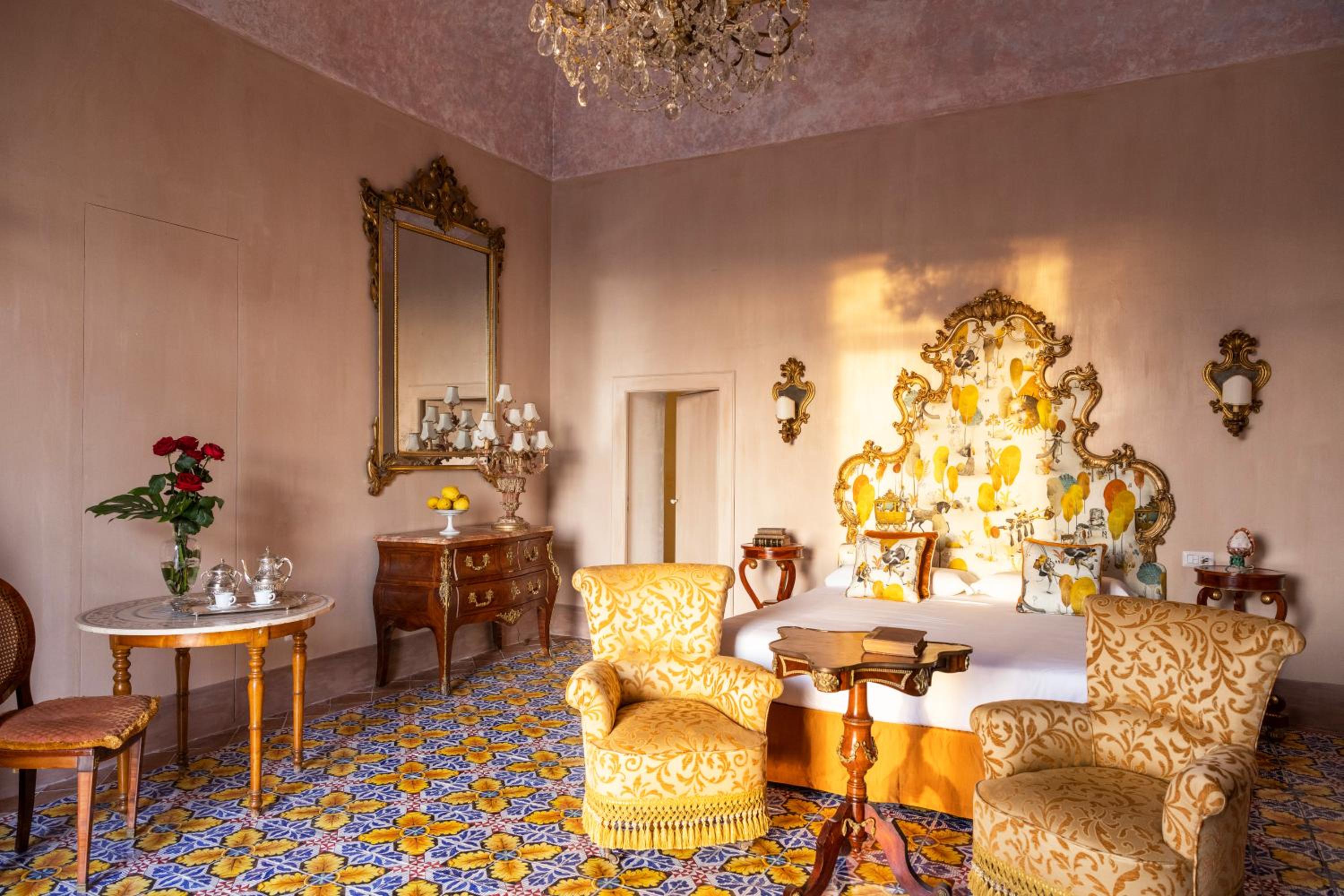 King Suite with Spa Bath - Photo 1