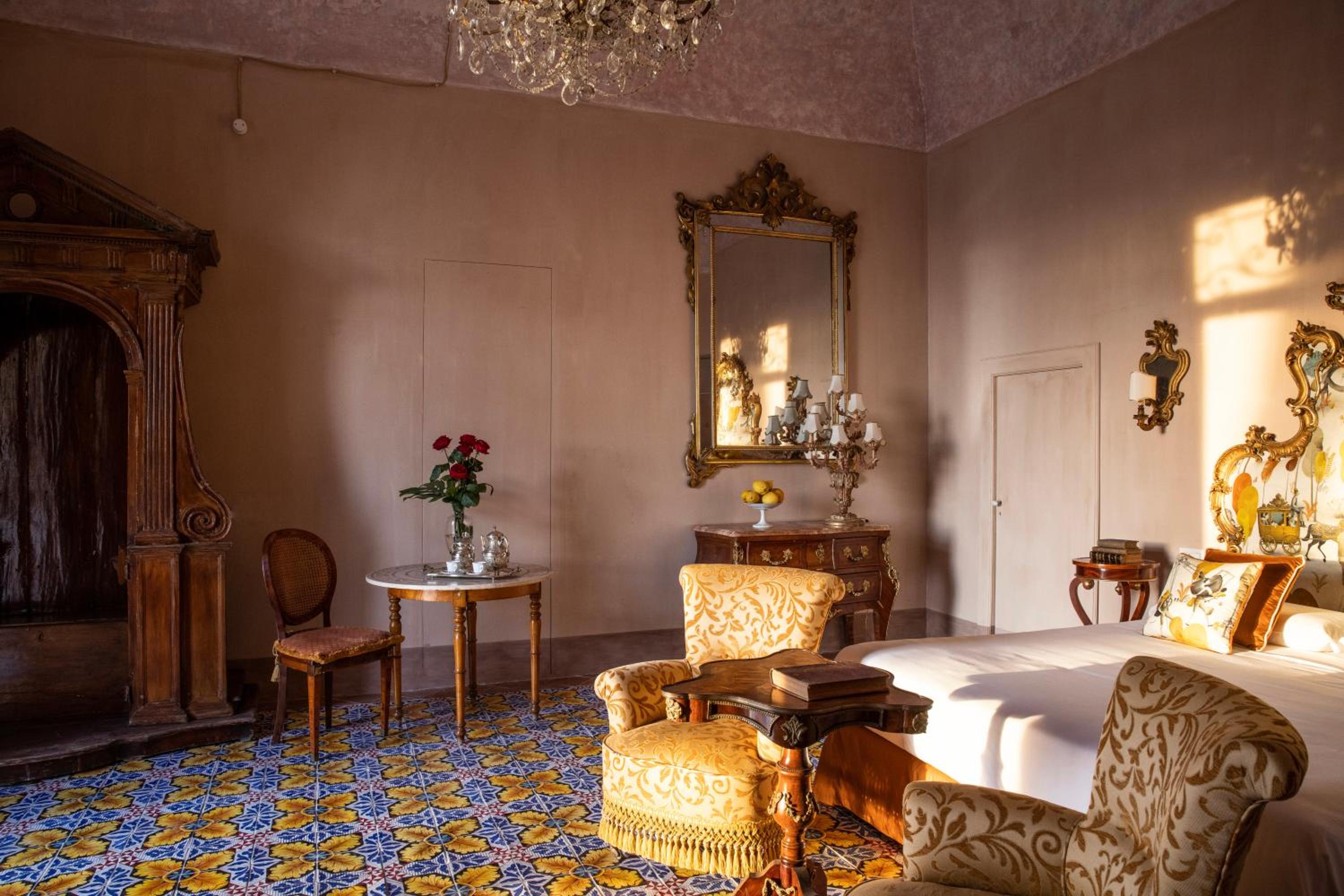 King Suite with Spa Bath - Photo 10