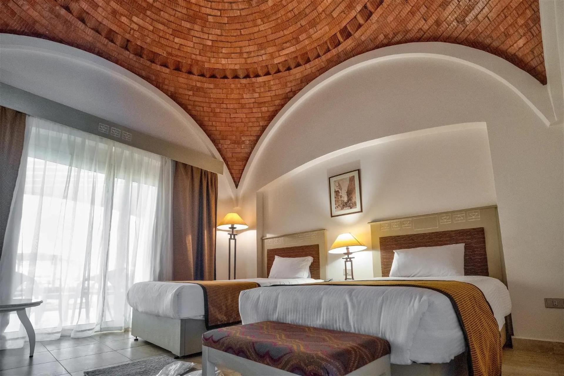 Double Room with Pool View - Photo 6