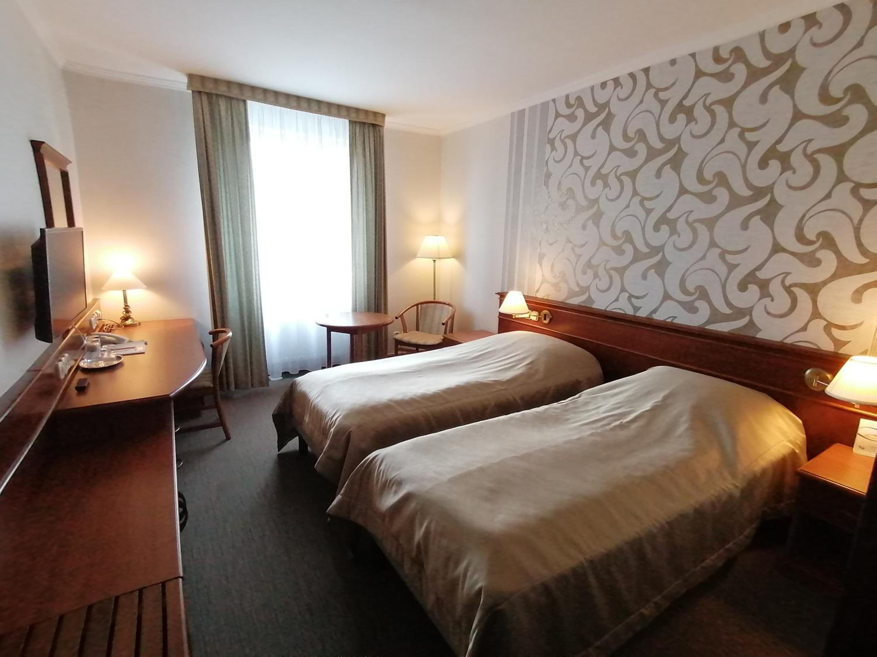 Twin Room with Bath - Photo 2