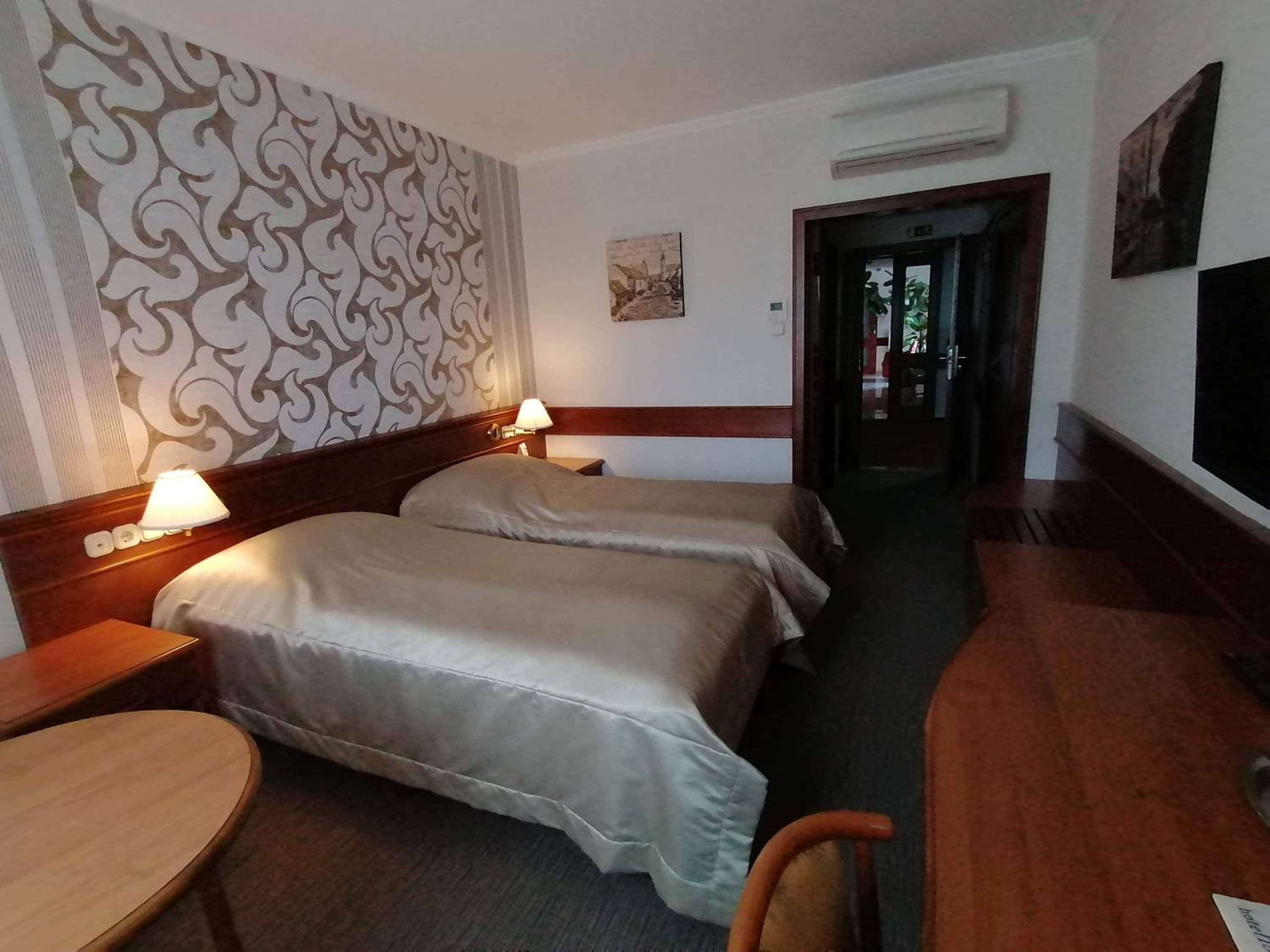 Twin Room with Bath - Photo 1