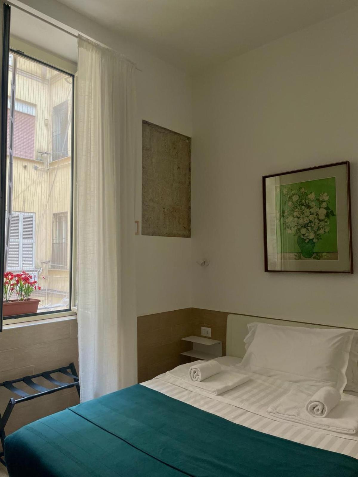 Small Double Room thumbnail 6