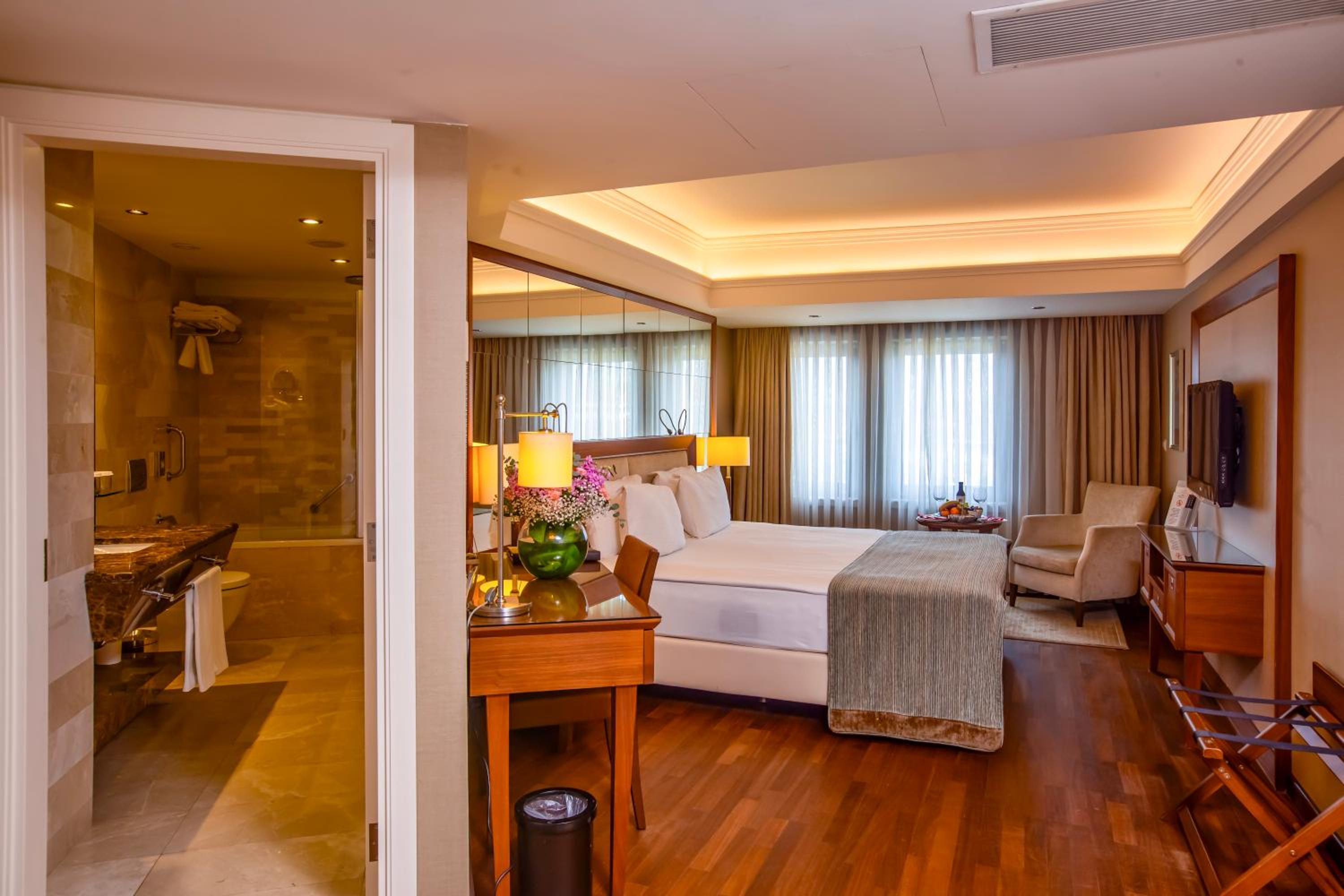 Standard Double or Twin Room - Photo 10