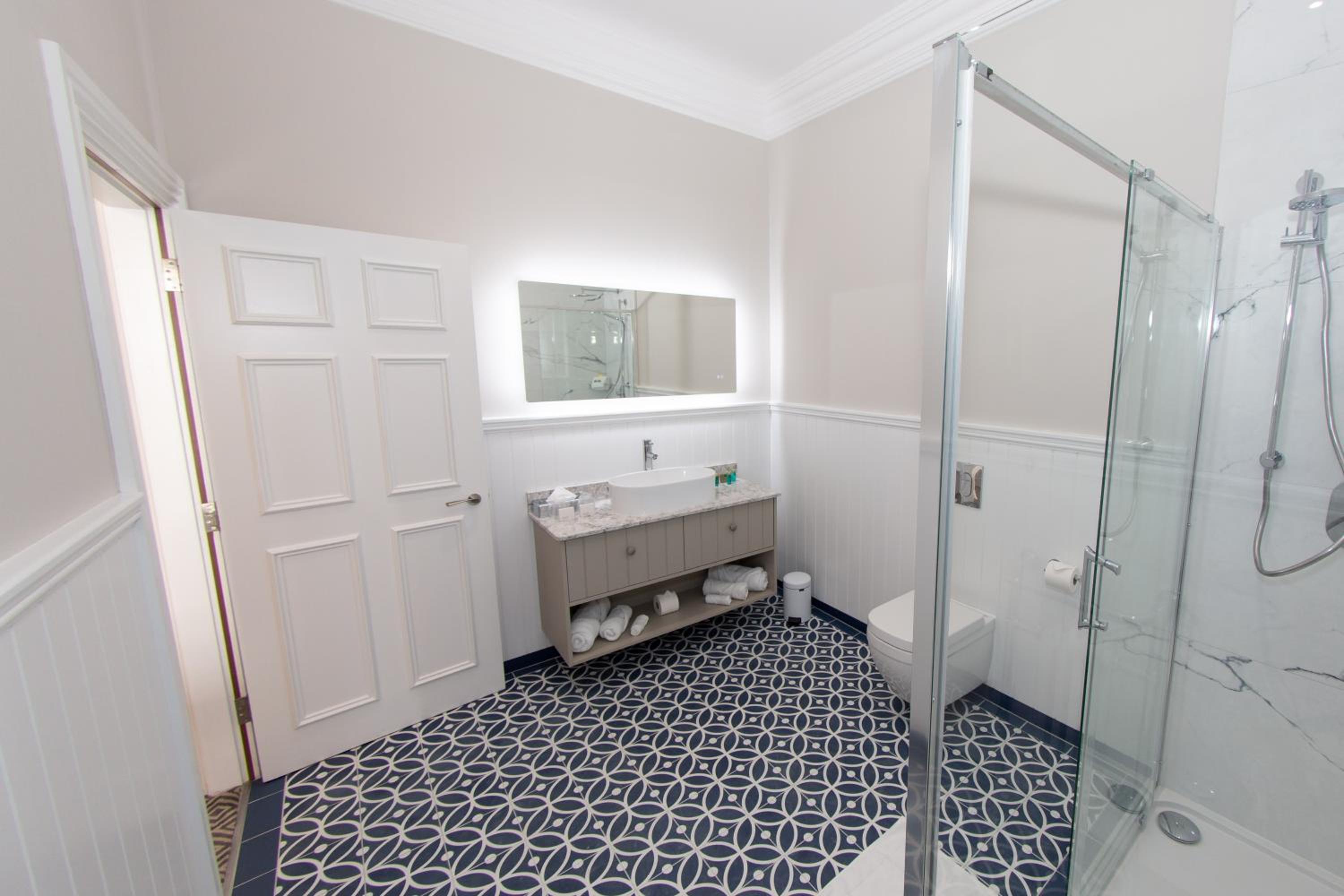 Executive Suite - Photo 3