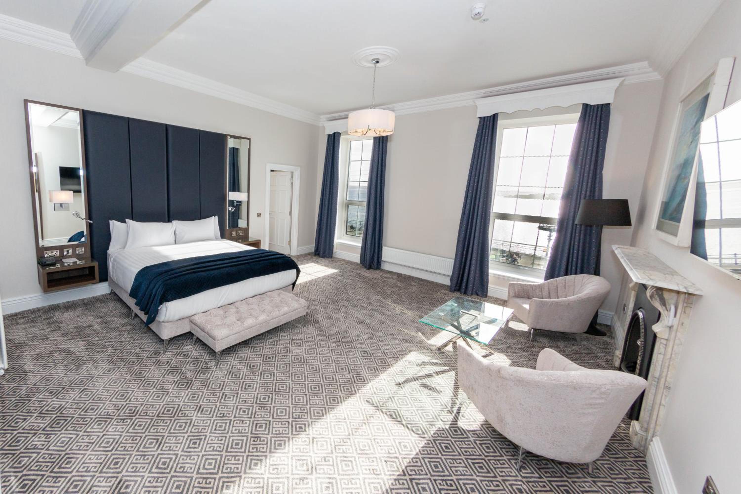 Executive Suite - Photo 2