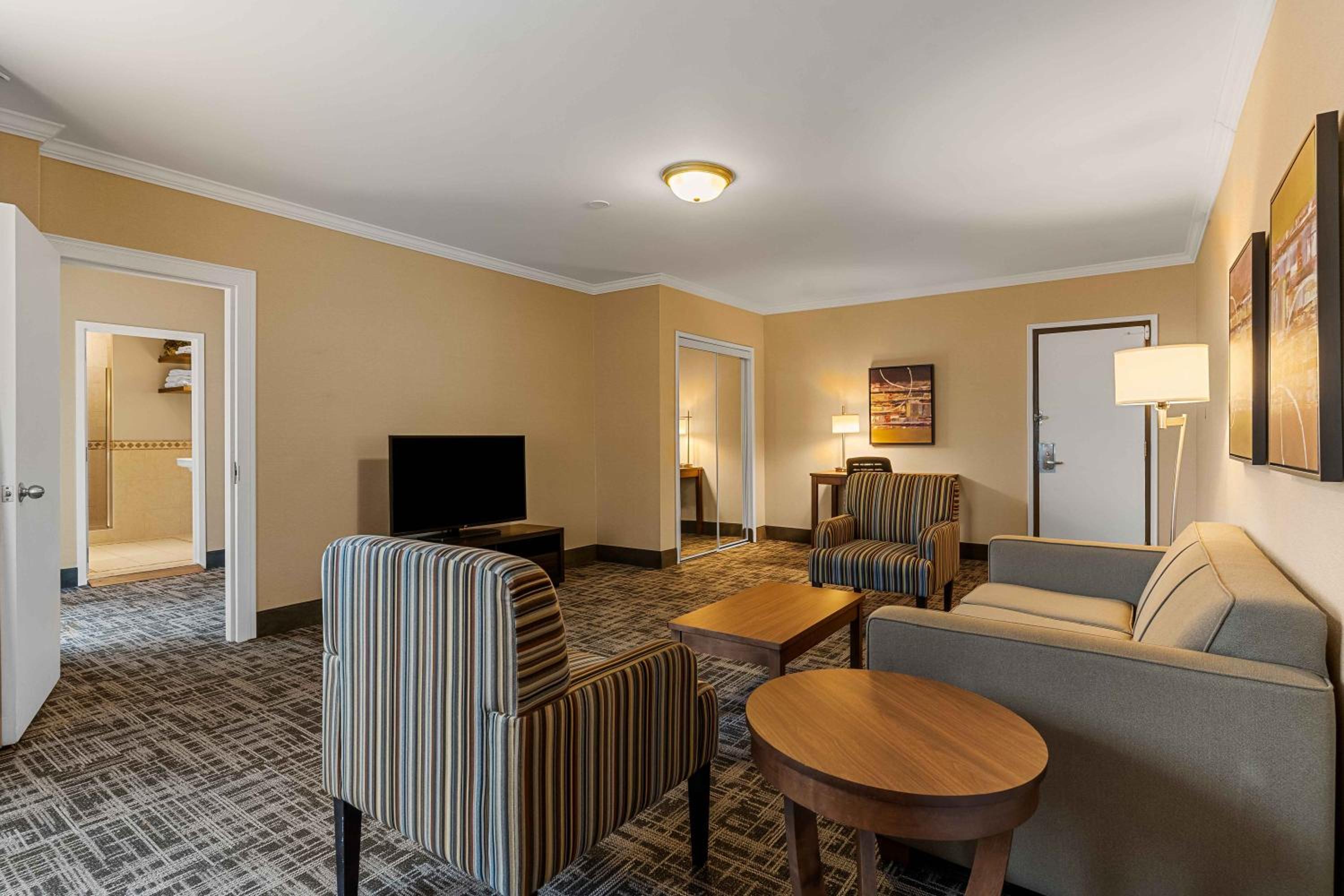 Larger King Suite with Sofa Bed and Spa Bath - Non-Smoking - Photo 1
