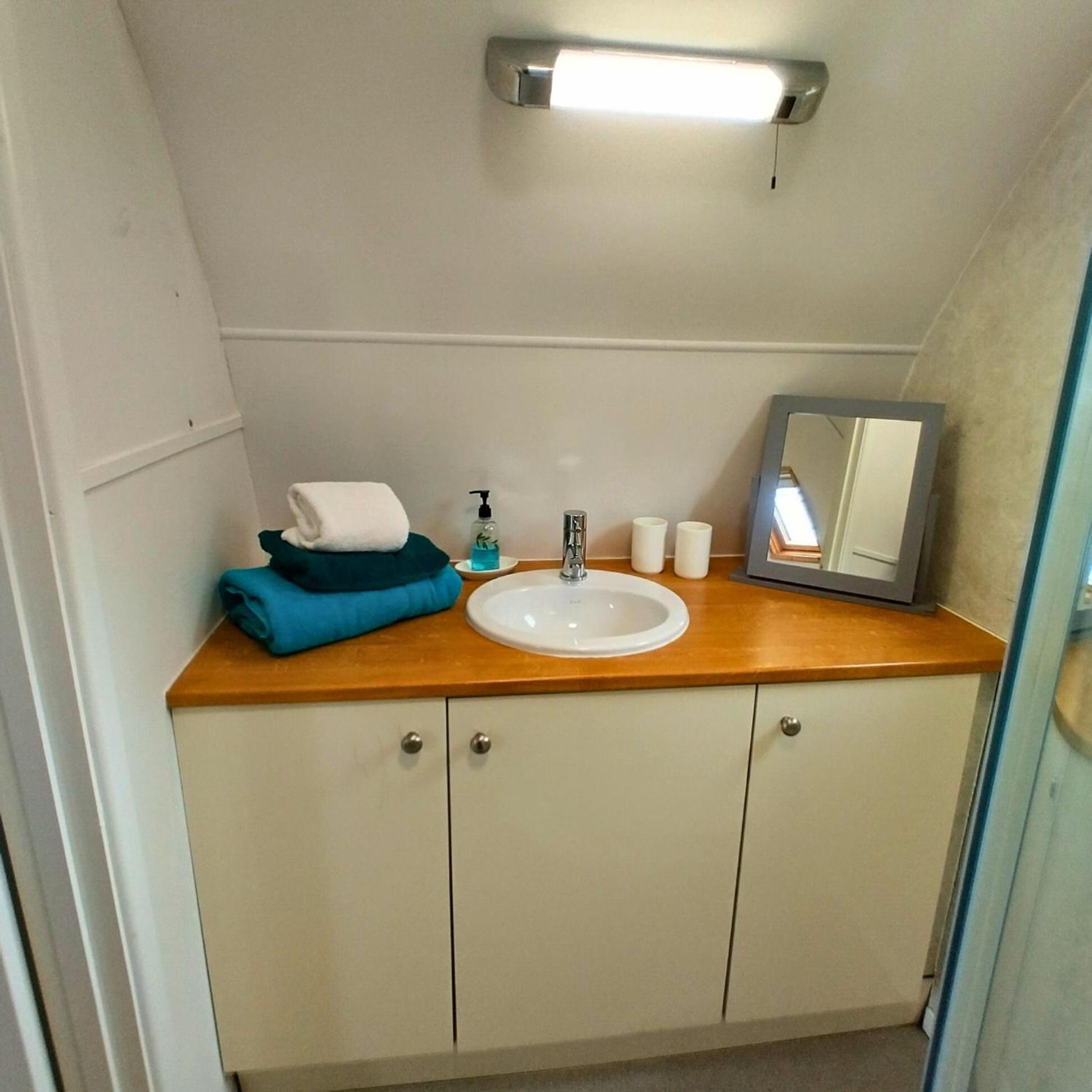 Willow Glamping Pod with Private Hot Tub - Photo 23