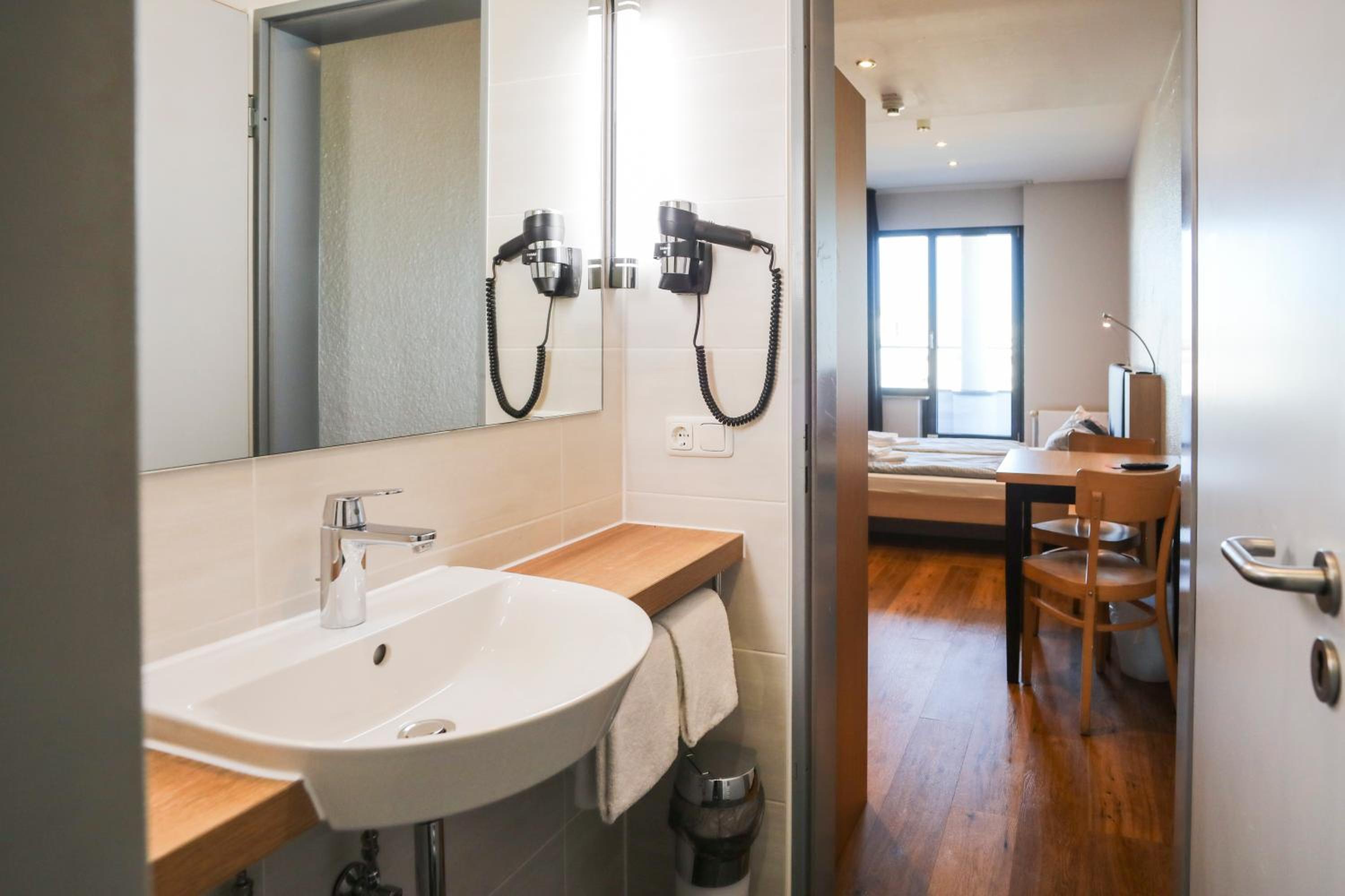 Standard Double or Twin Room - Photo 16