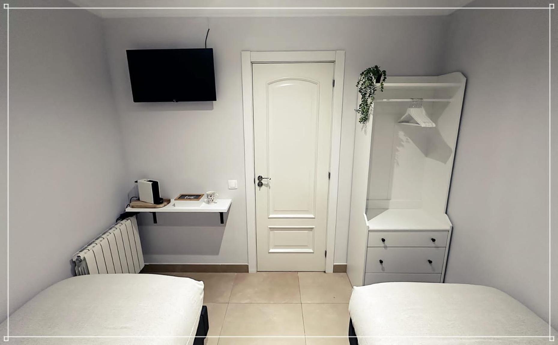 Twin Room with Private External Bathroom photo 2