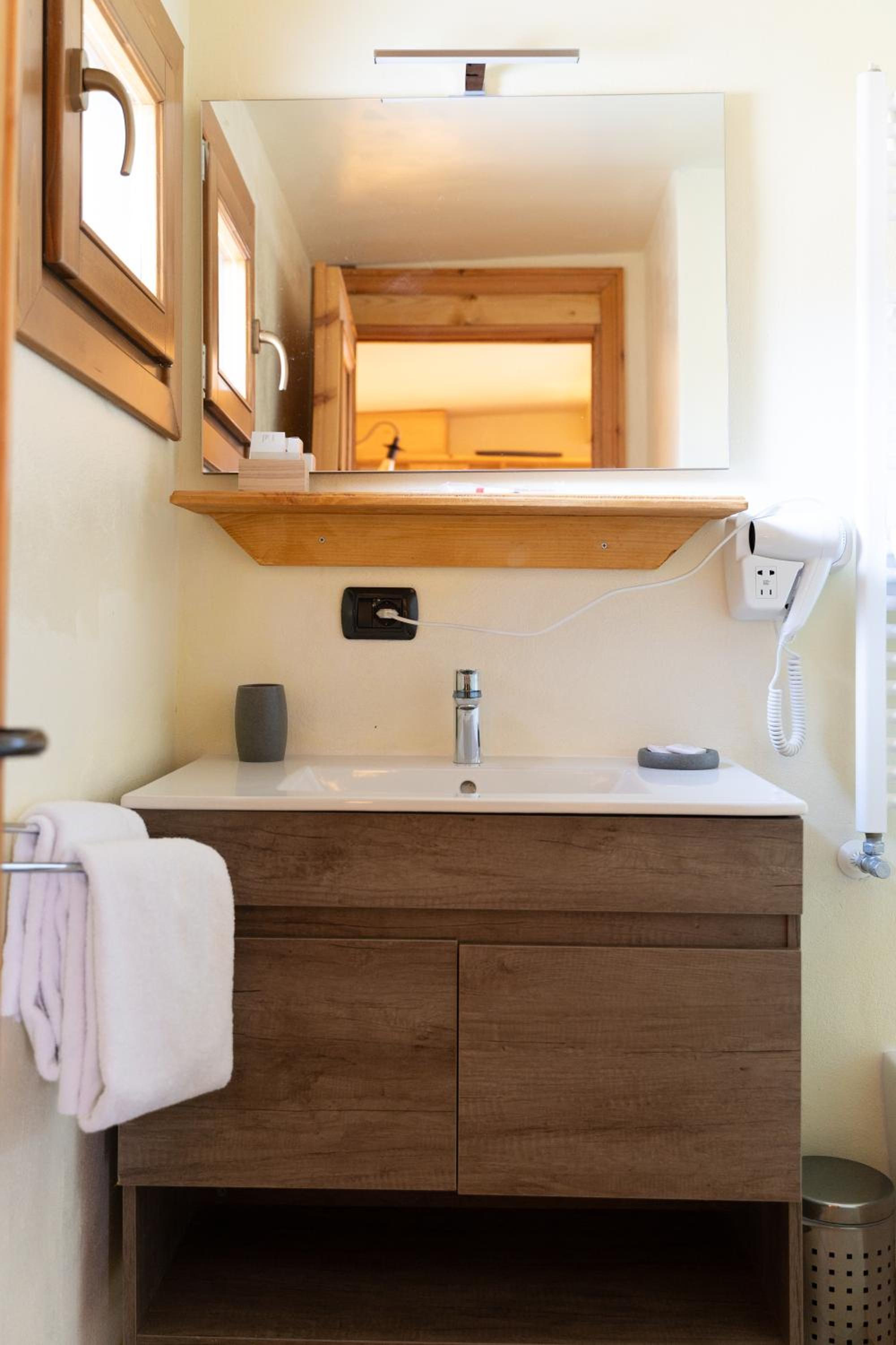 Family Room with Private Bathroom photo 3