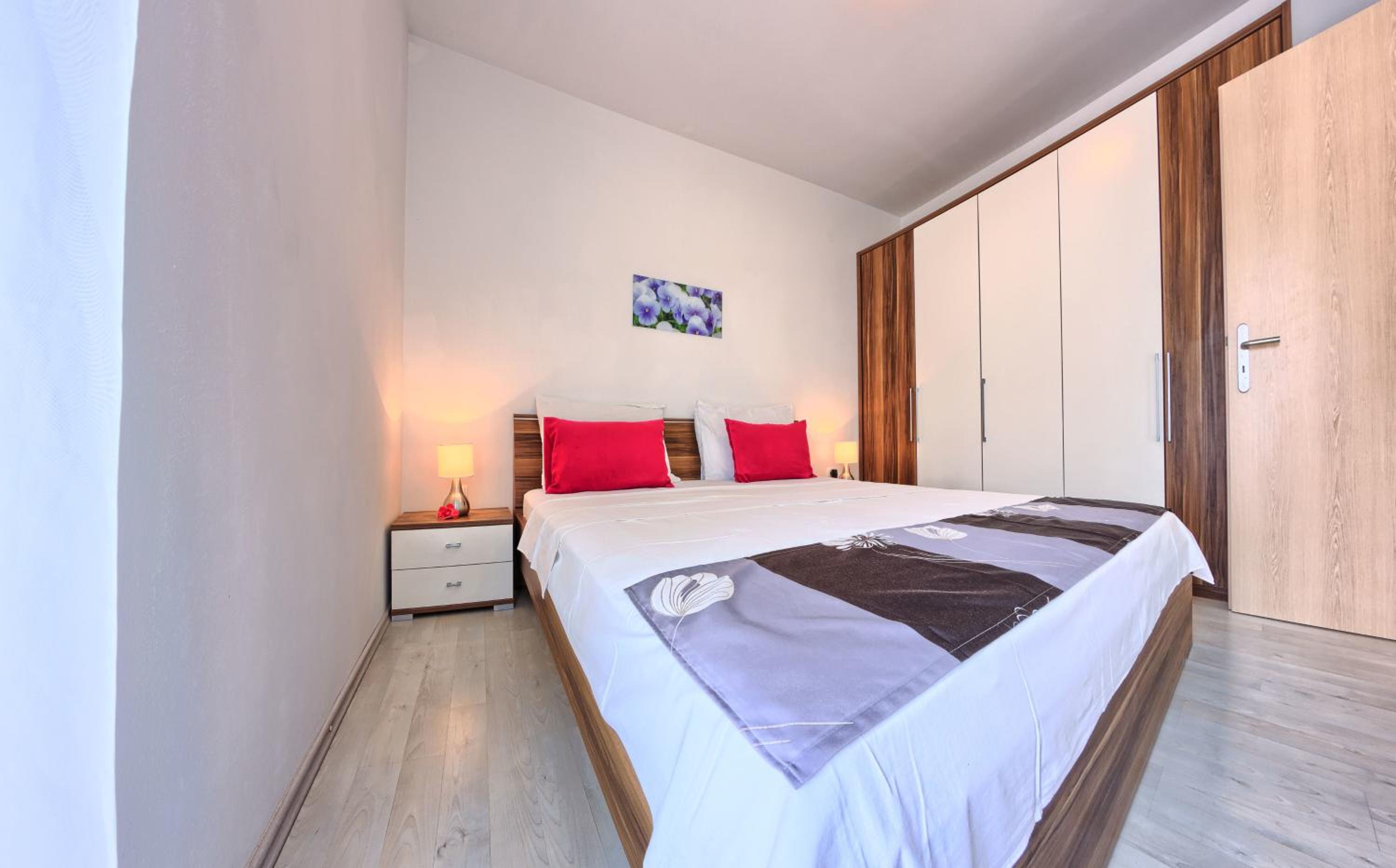 Comfort Two-Bedroom Apartment with Terrace and Garden View photo 1