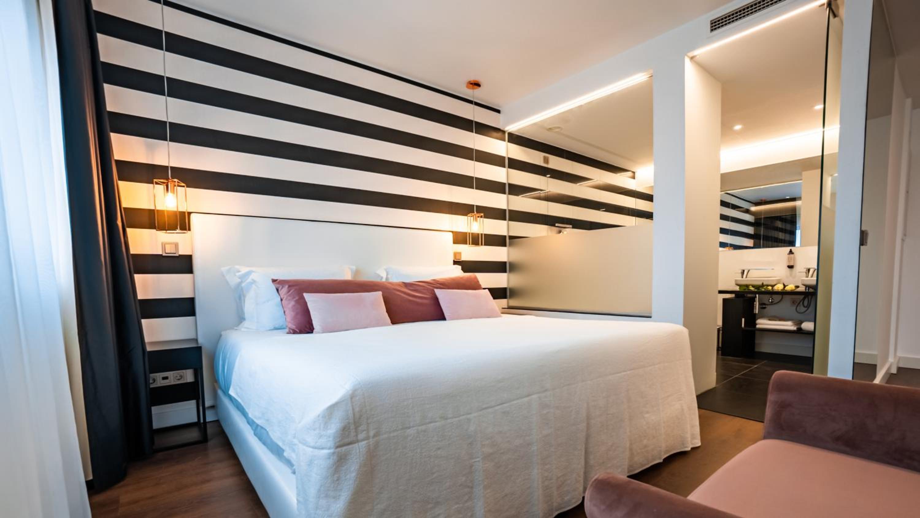 Suite - Photo 1