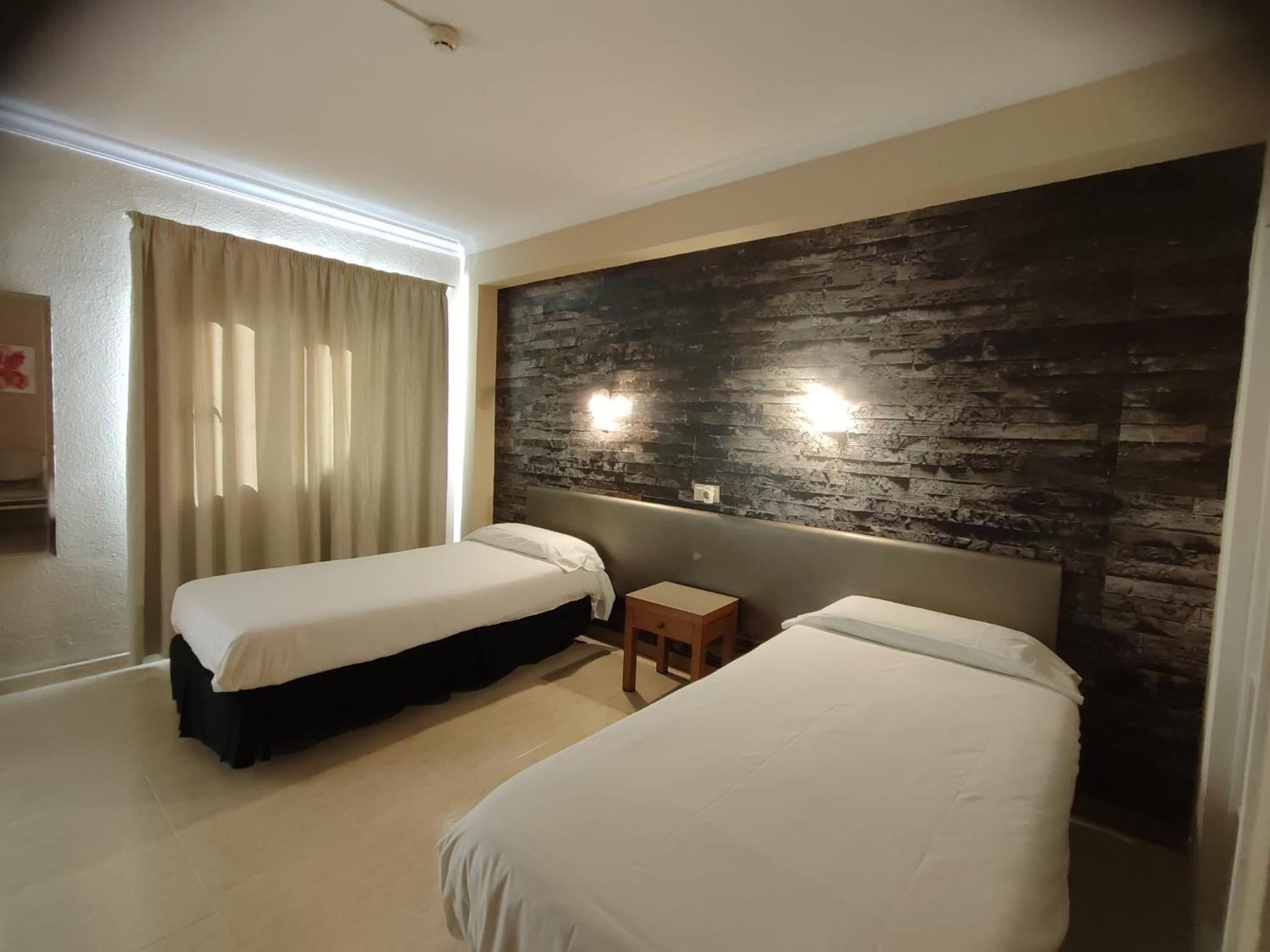 Deluxe Twin Room photo 3