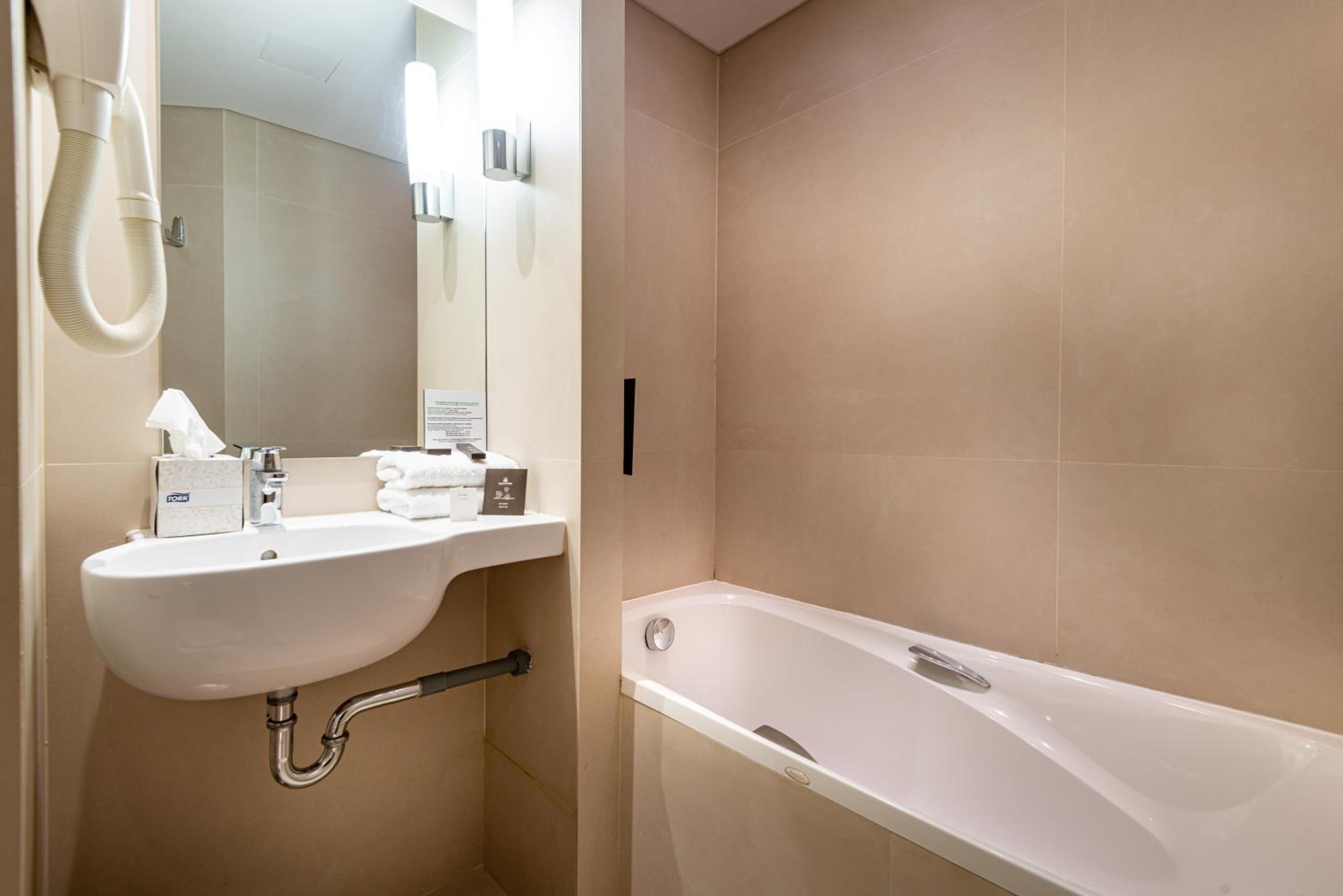 Standard Double or Twin Room photo 3