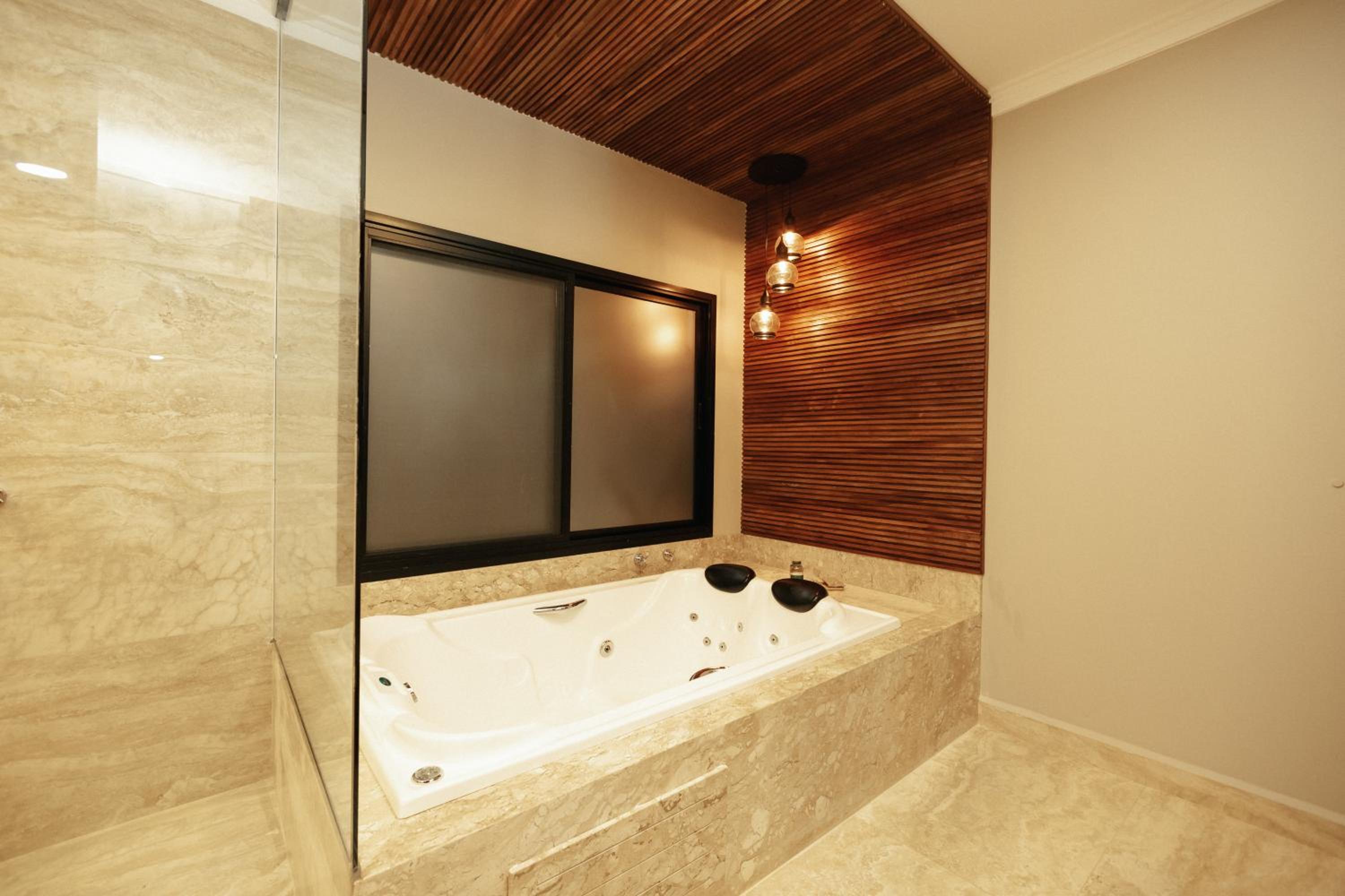 Deluxe Double Room with Bath thumbnail 5