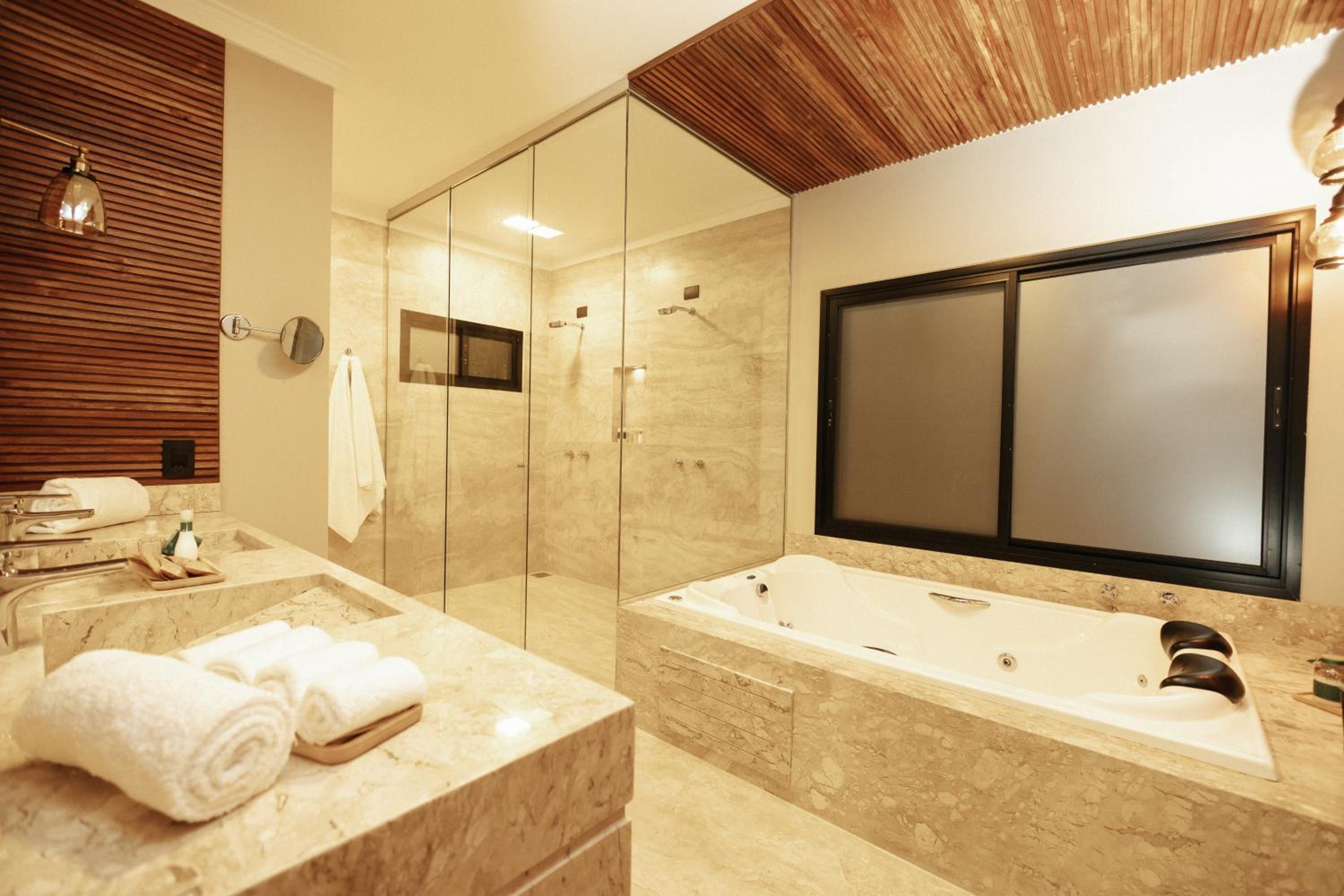 Deluxe Double Room with Bath thumbnail 6