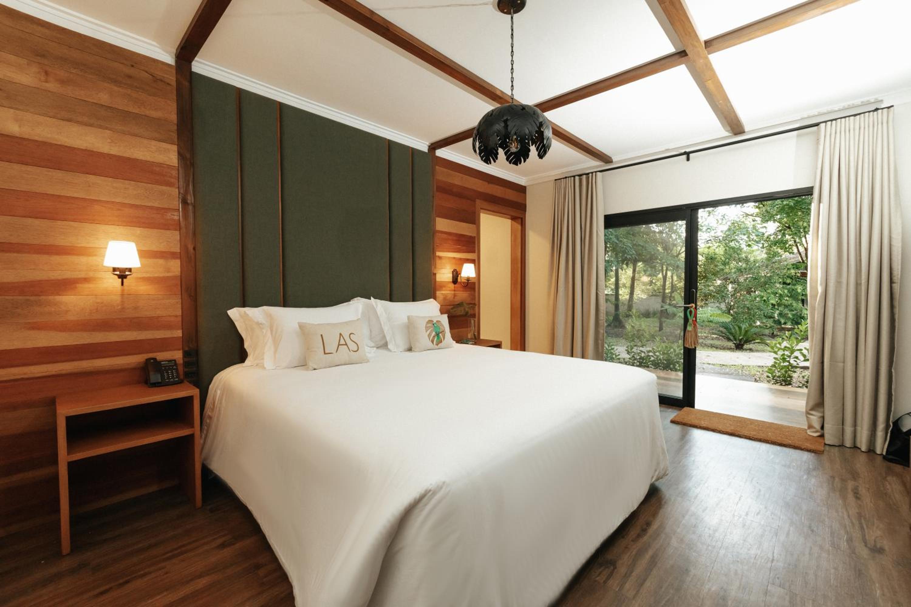 Deluxe Double Room with Bath thumbnail 6