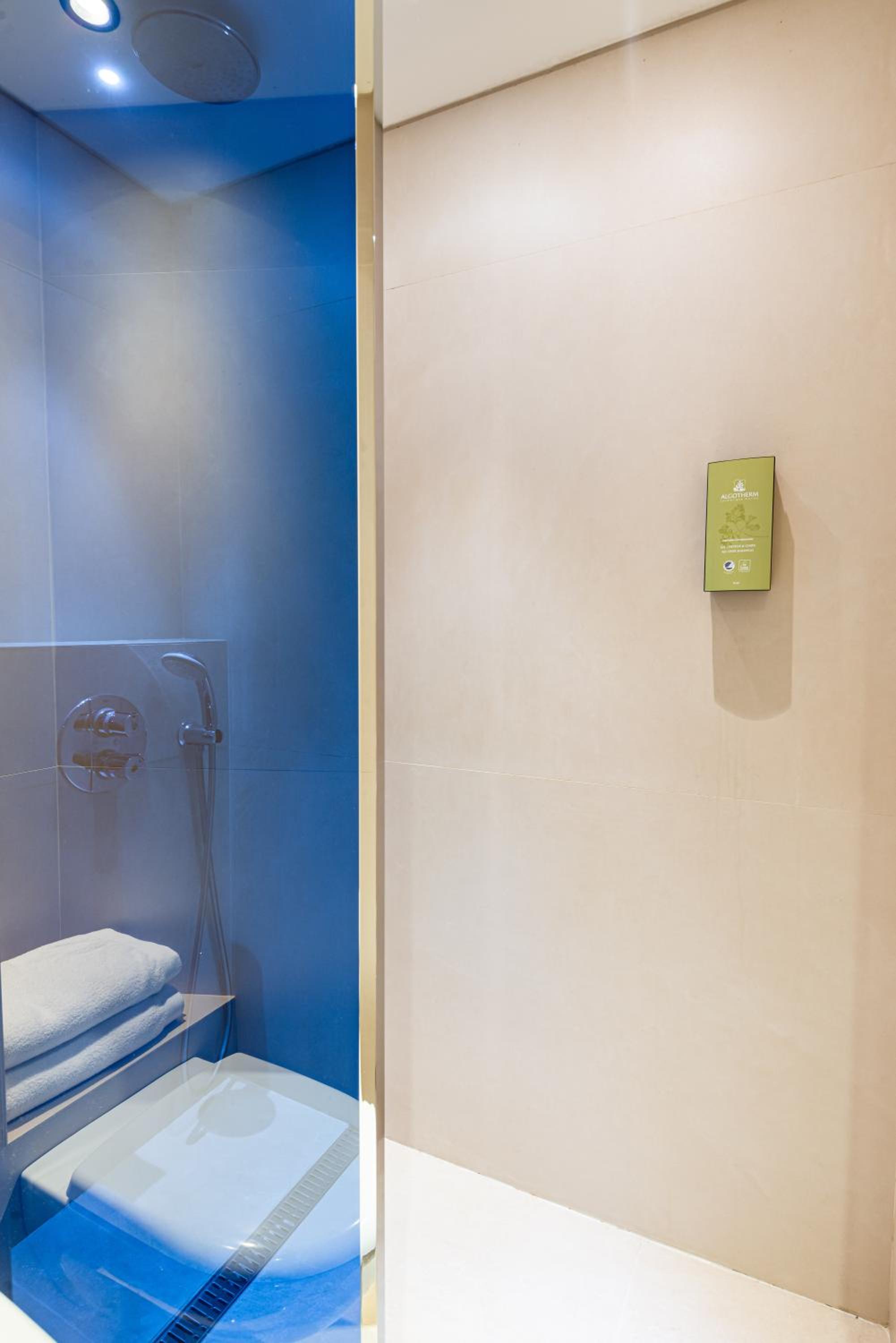 Standard Double or Twin Room with Partial Sea View photo 3