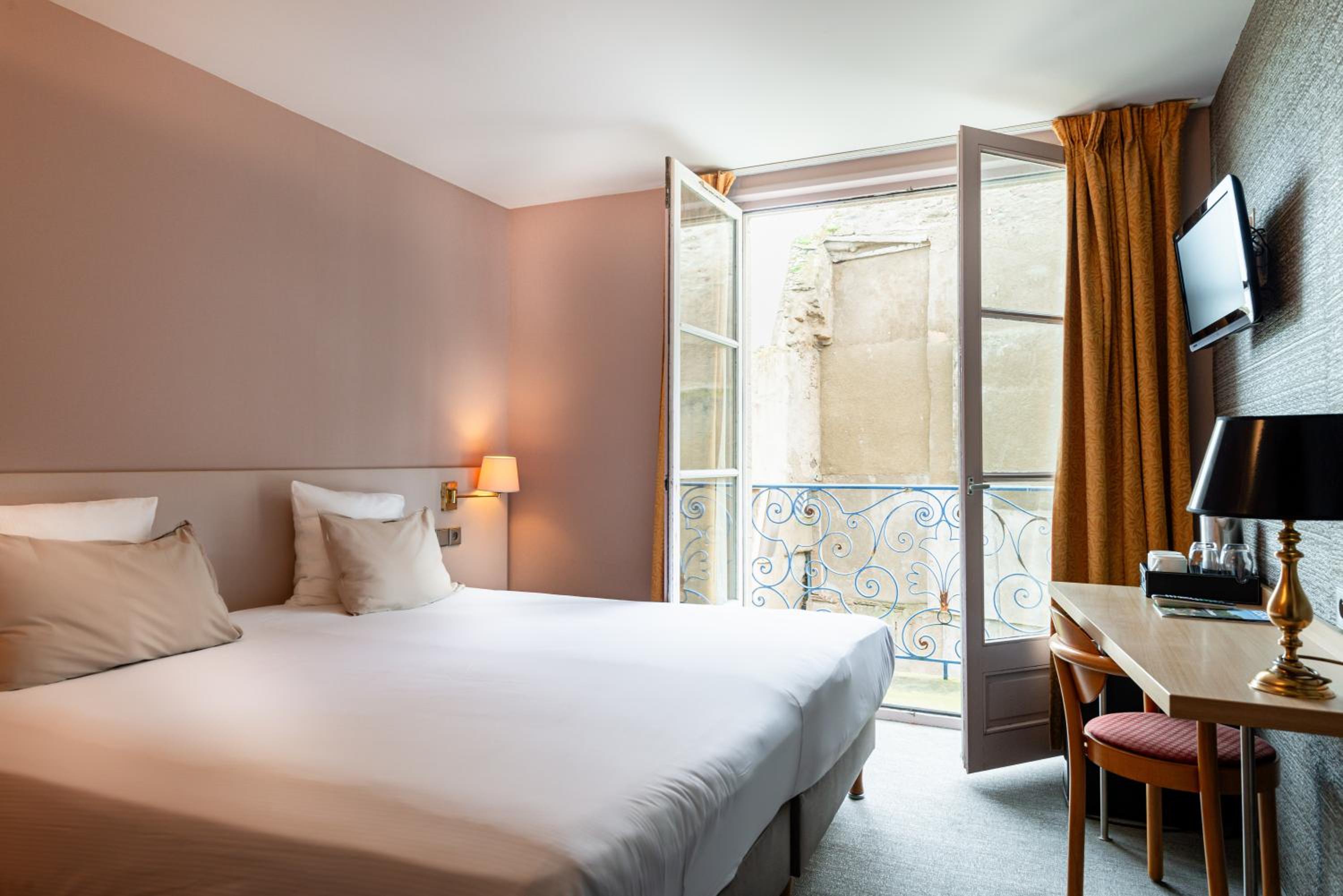 Standard Double or Twin Room with Partial Sea View photo 2