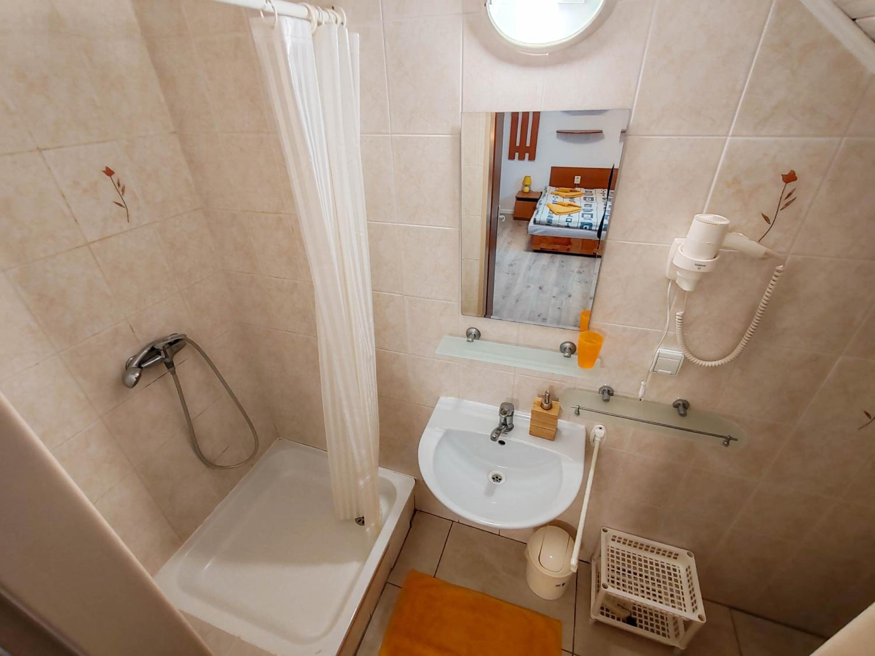 Economy Double Room - Photo 8