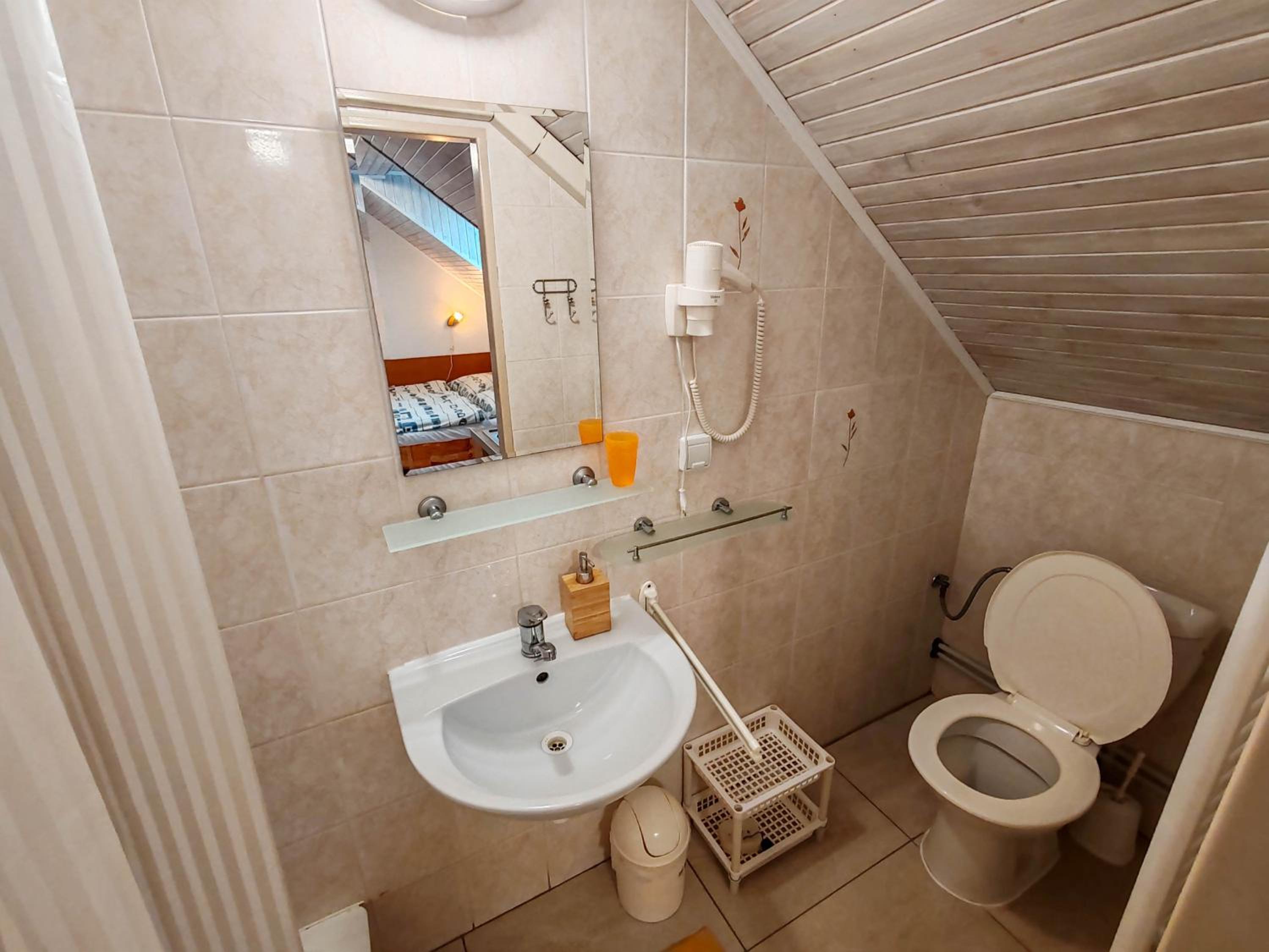 Economy Double Room - Photo 7