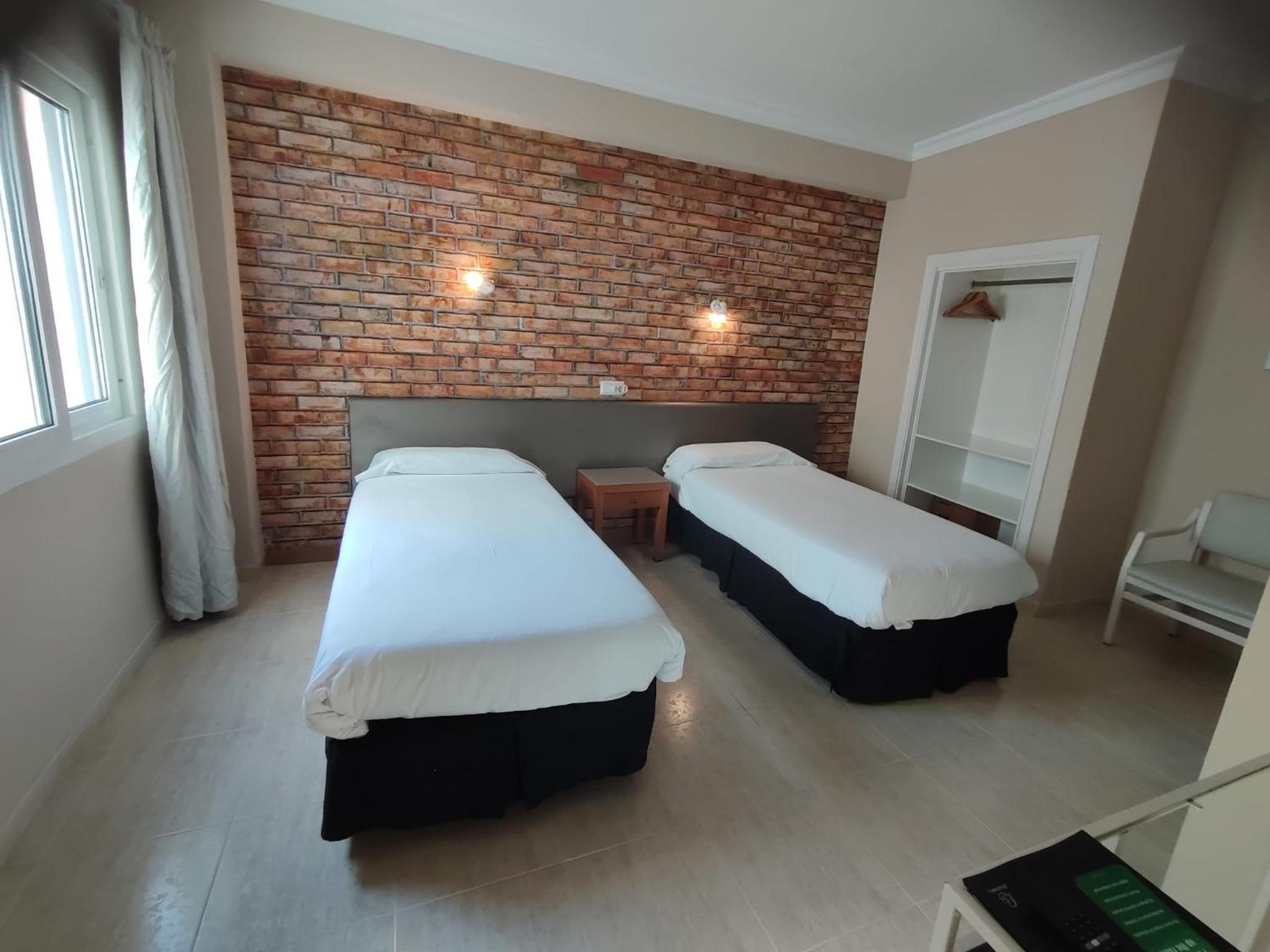 Deluxe Twin Room - Photo 7