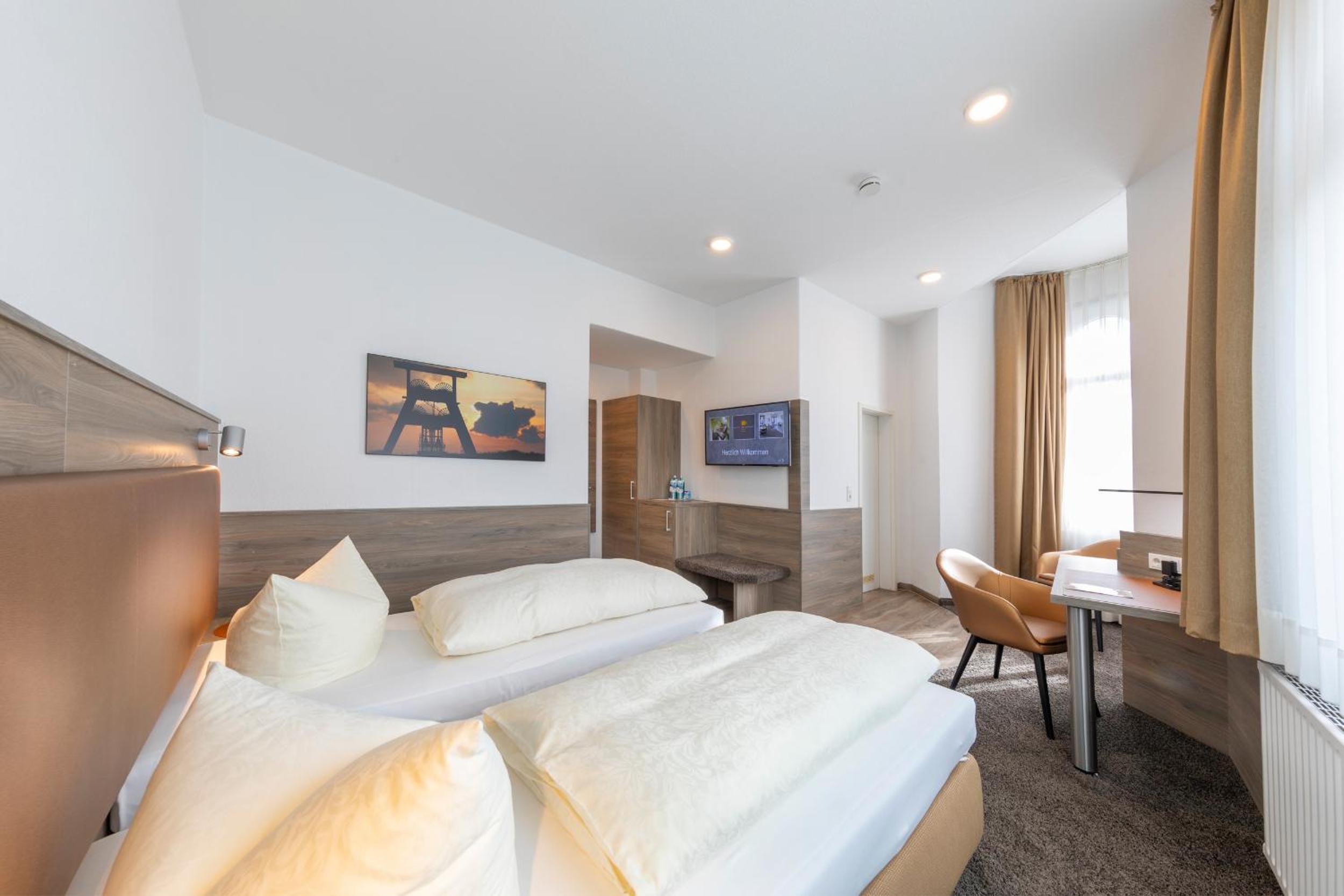Standard Double or Twin Room - Photo 8