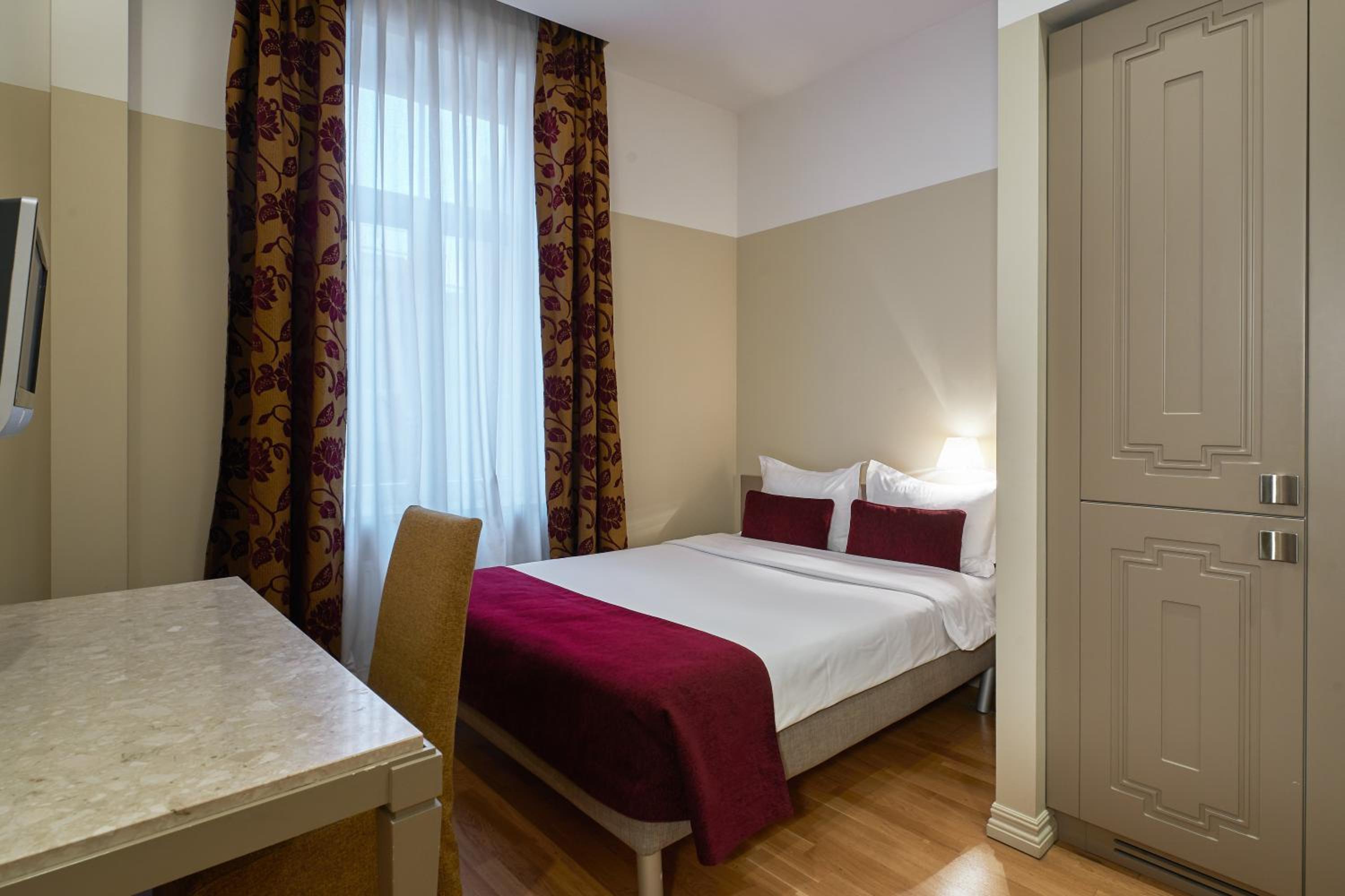 Standard Double Room - Photo 3