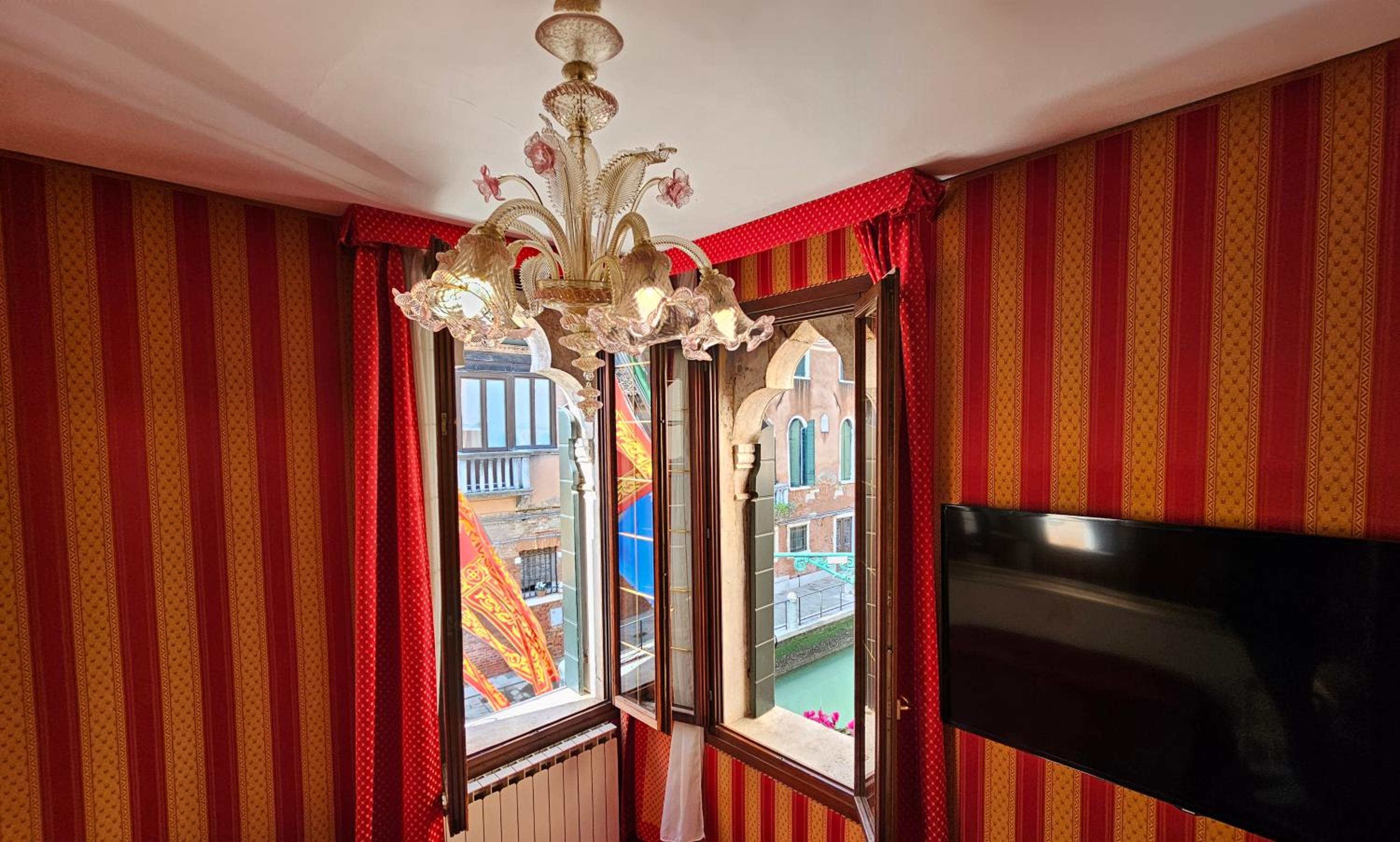 Superior Double or Twin Room with Canal View photo 1