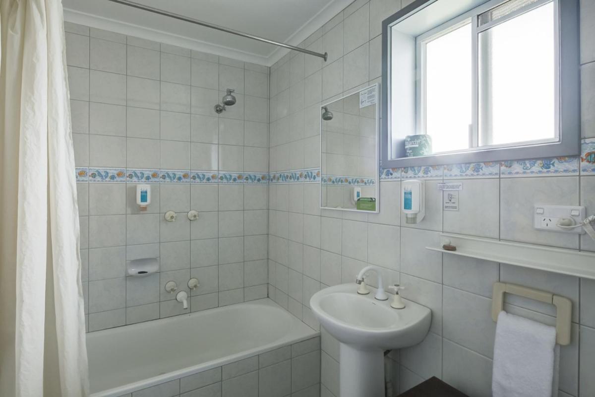 Standard Twin Room - Photo 4