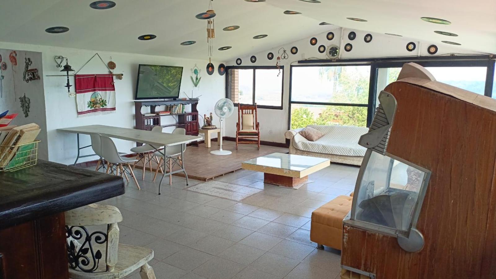 Five-Bedroom House photo 1