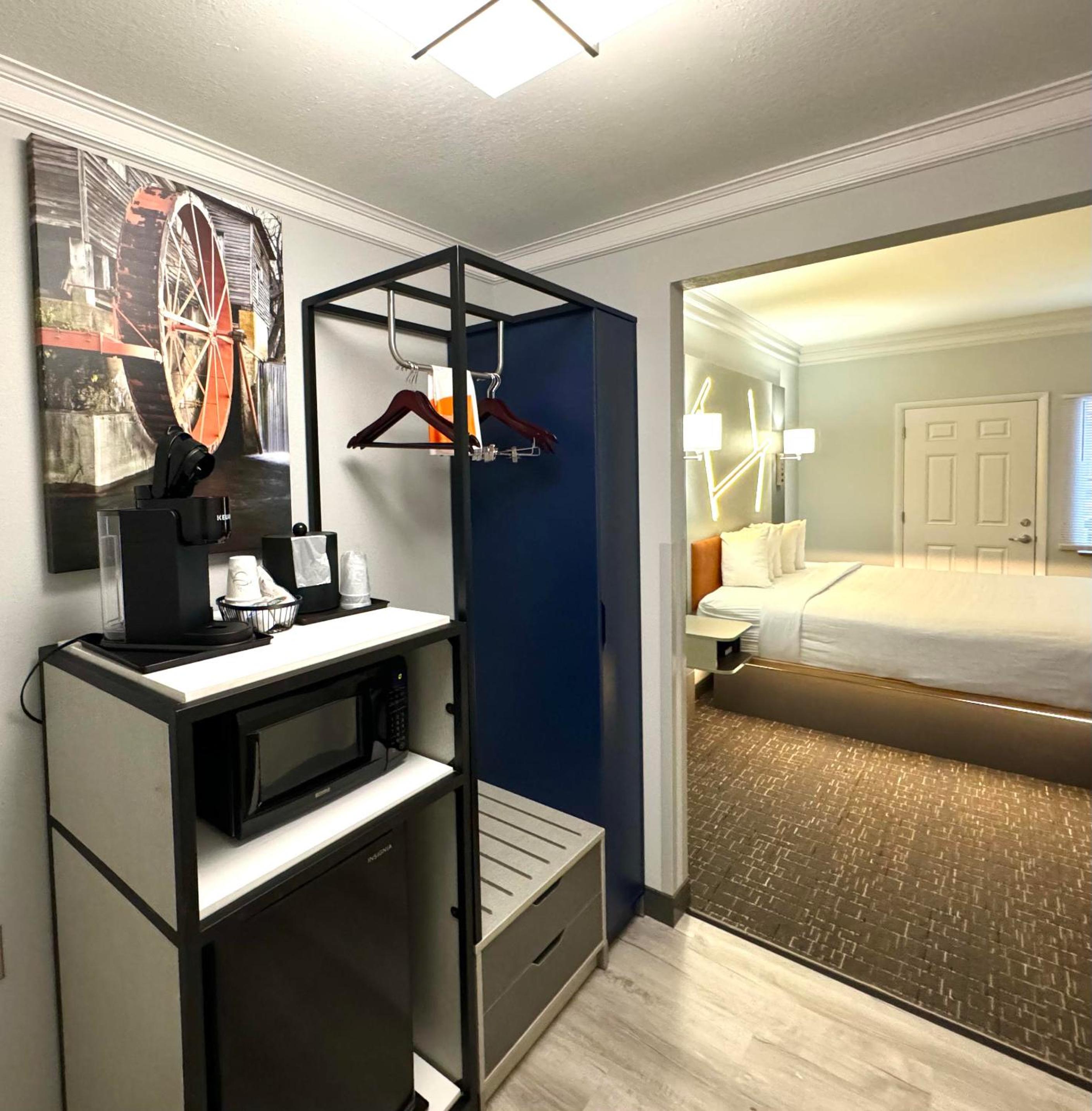 King Room with Tub and Grab Bars - Mobility/Hearing Accessible - Non-Smoking - Photo 10