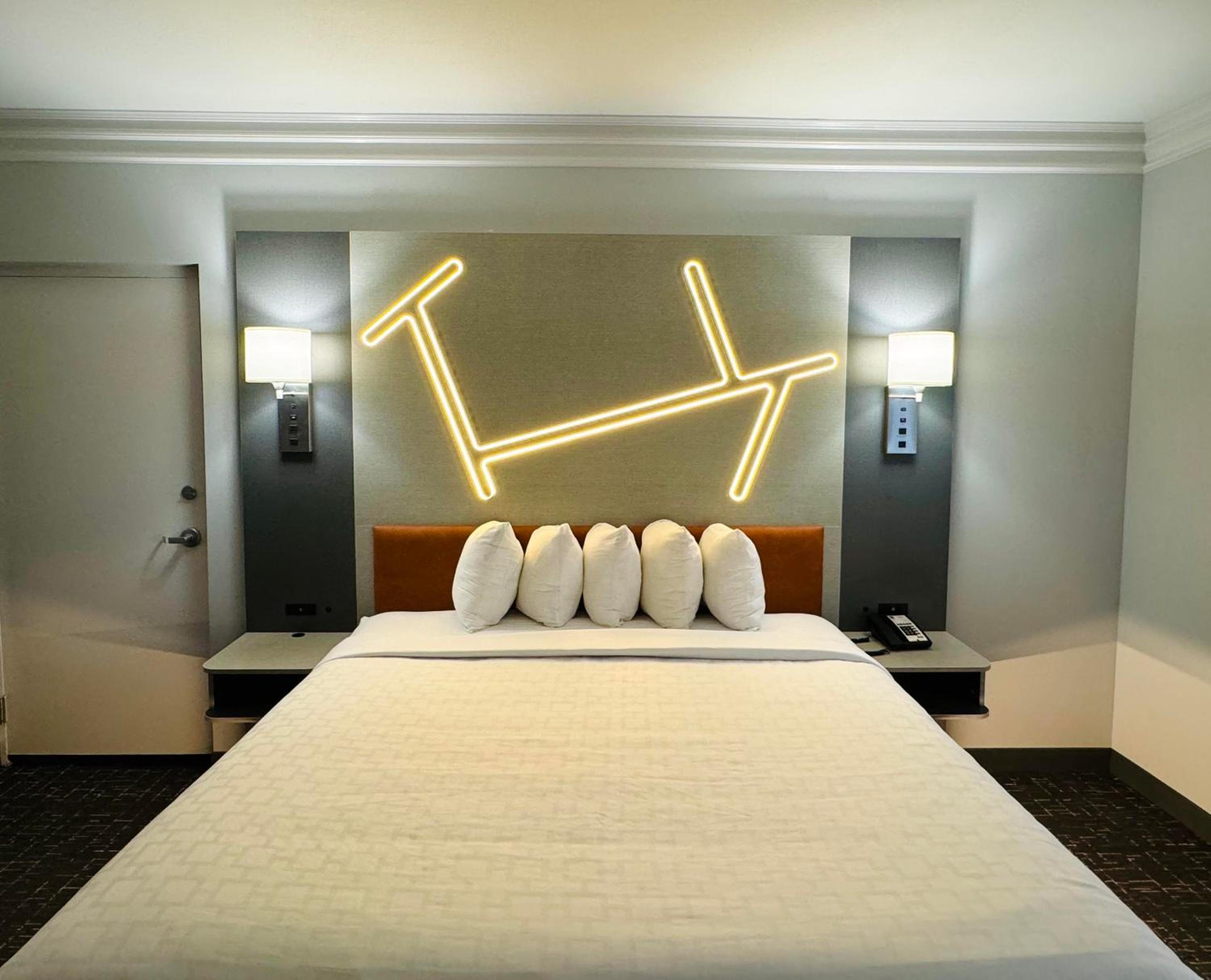 King Room with Tub and Grab Bars - Mobility/Hearing Accessible - Non-Smoking - Photo 5