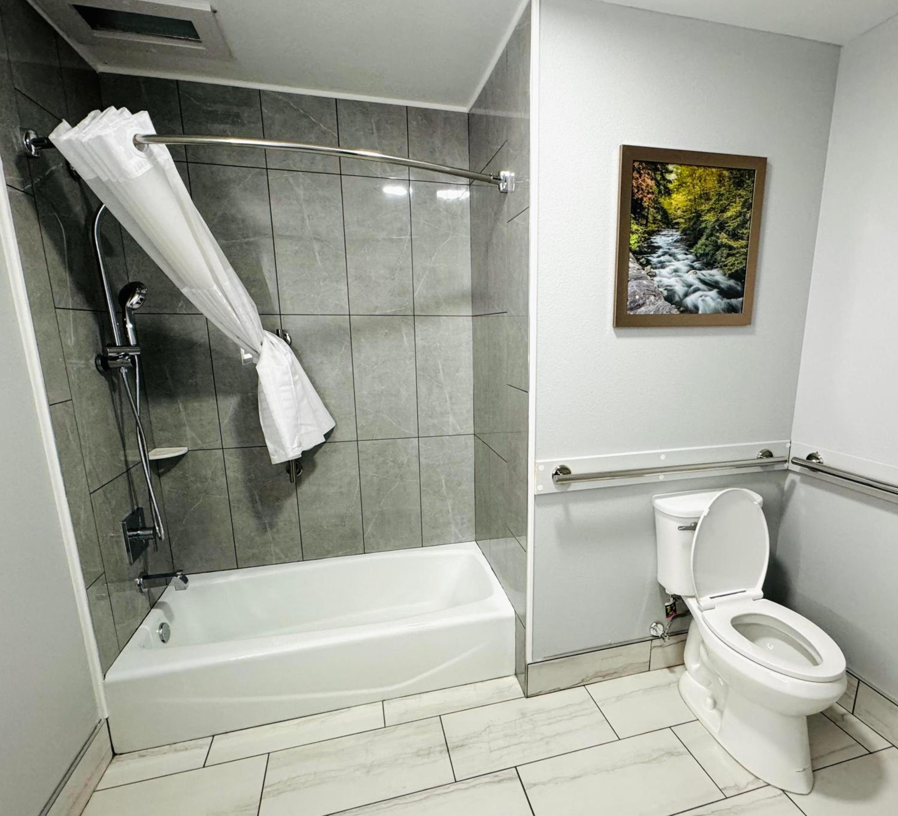 King Room with Tub and Grab Bars - Mobility/Hearing Accessible - Non-Smoking - Photo 3