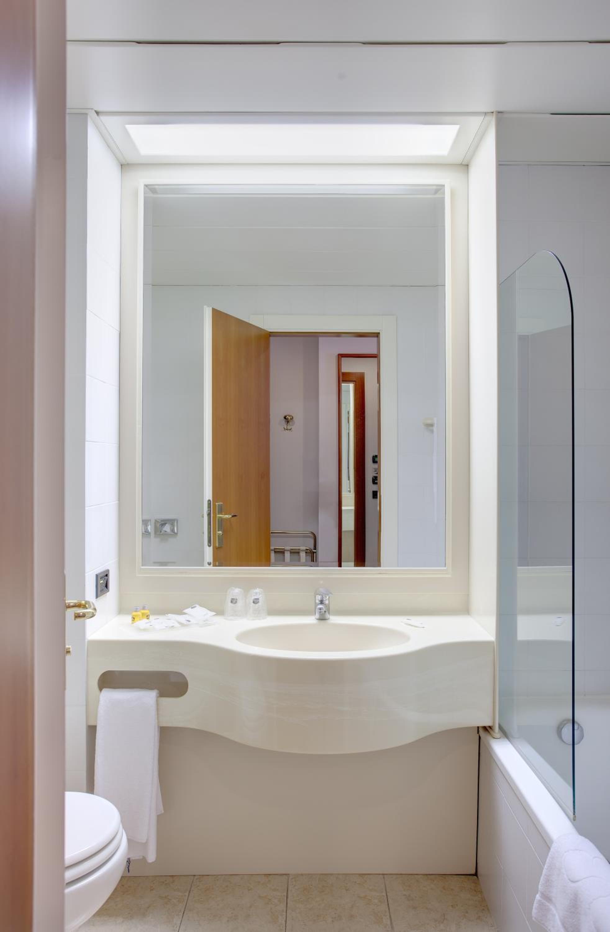 Standard King Room - Photo 7