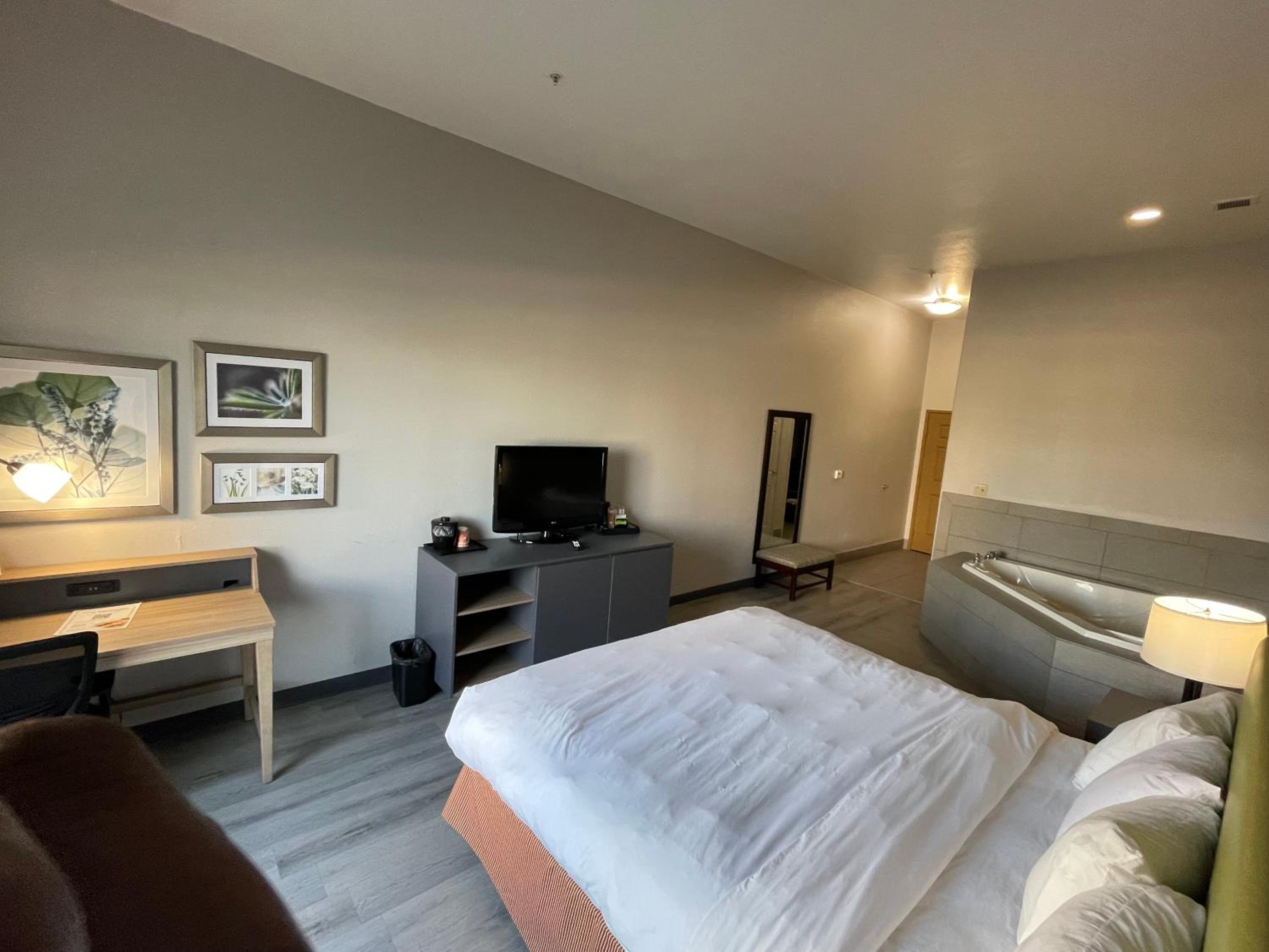 King Suite with Whirlpool - Non-smoking - Photo 4