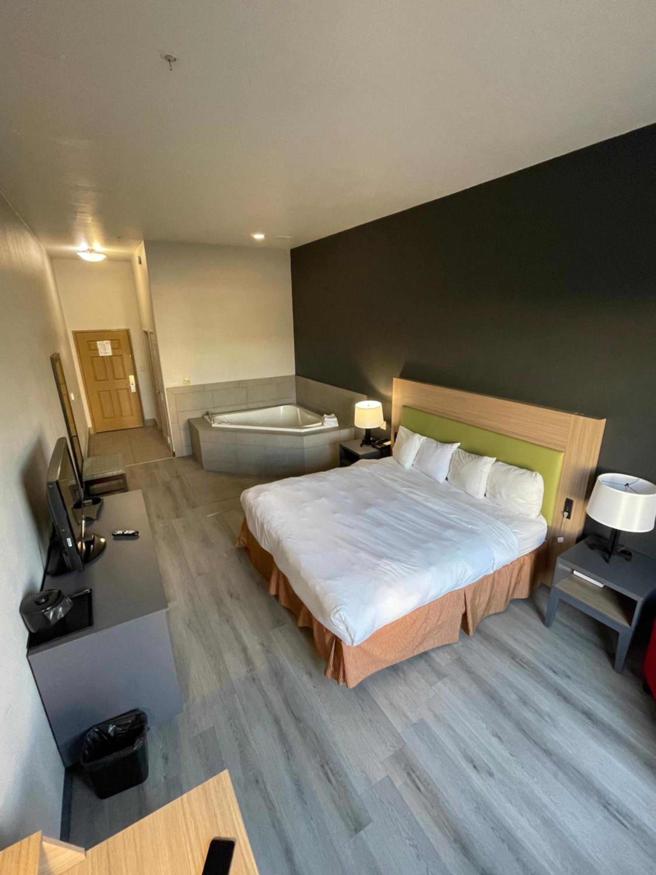 King Suite with Whirlpool - Non-smoking - Photo 3
