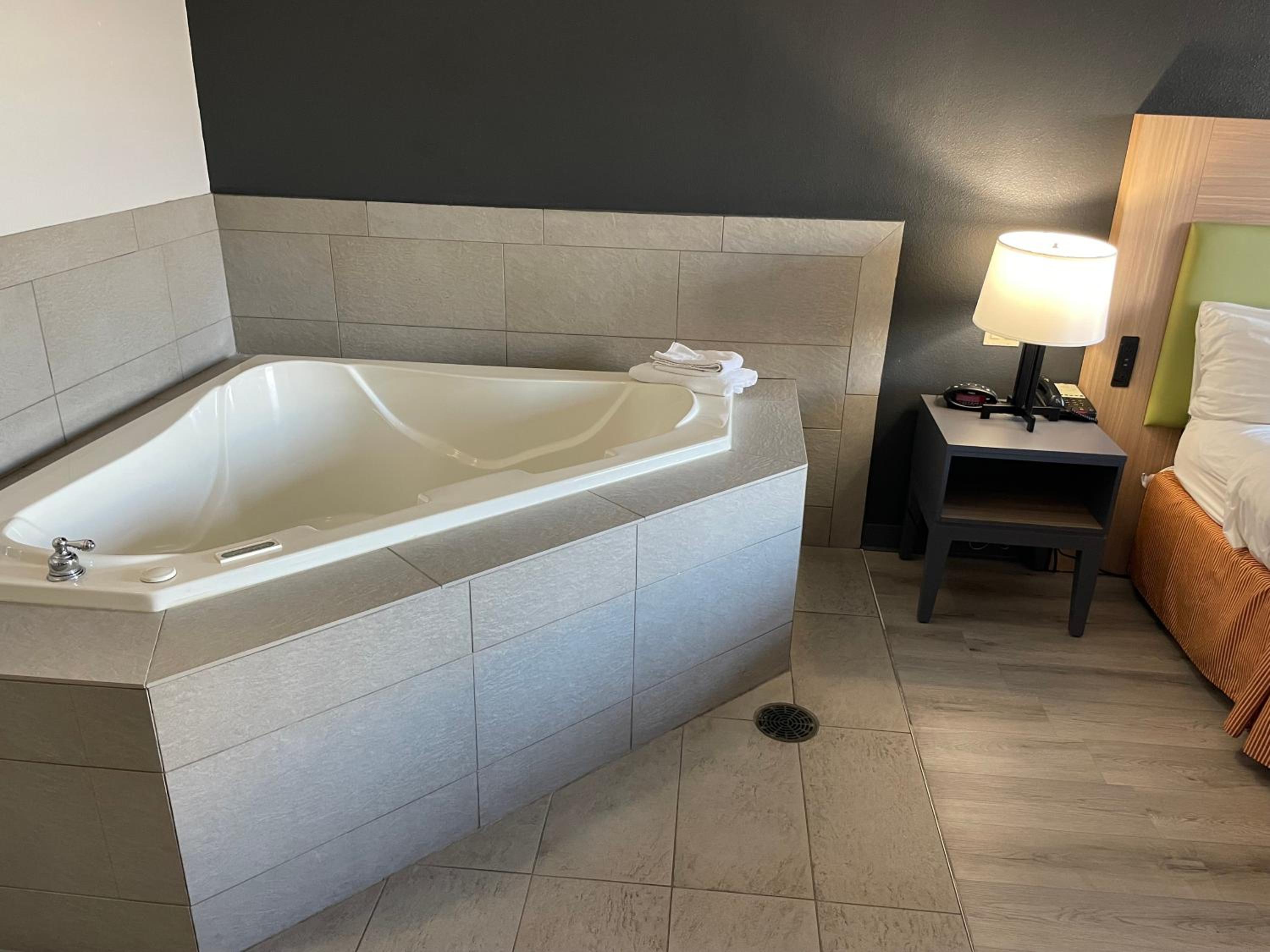 King Suite with Whirlpool - Non-smoking - Photo 5