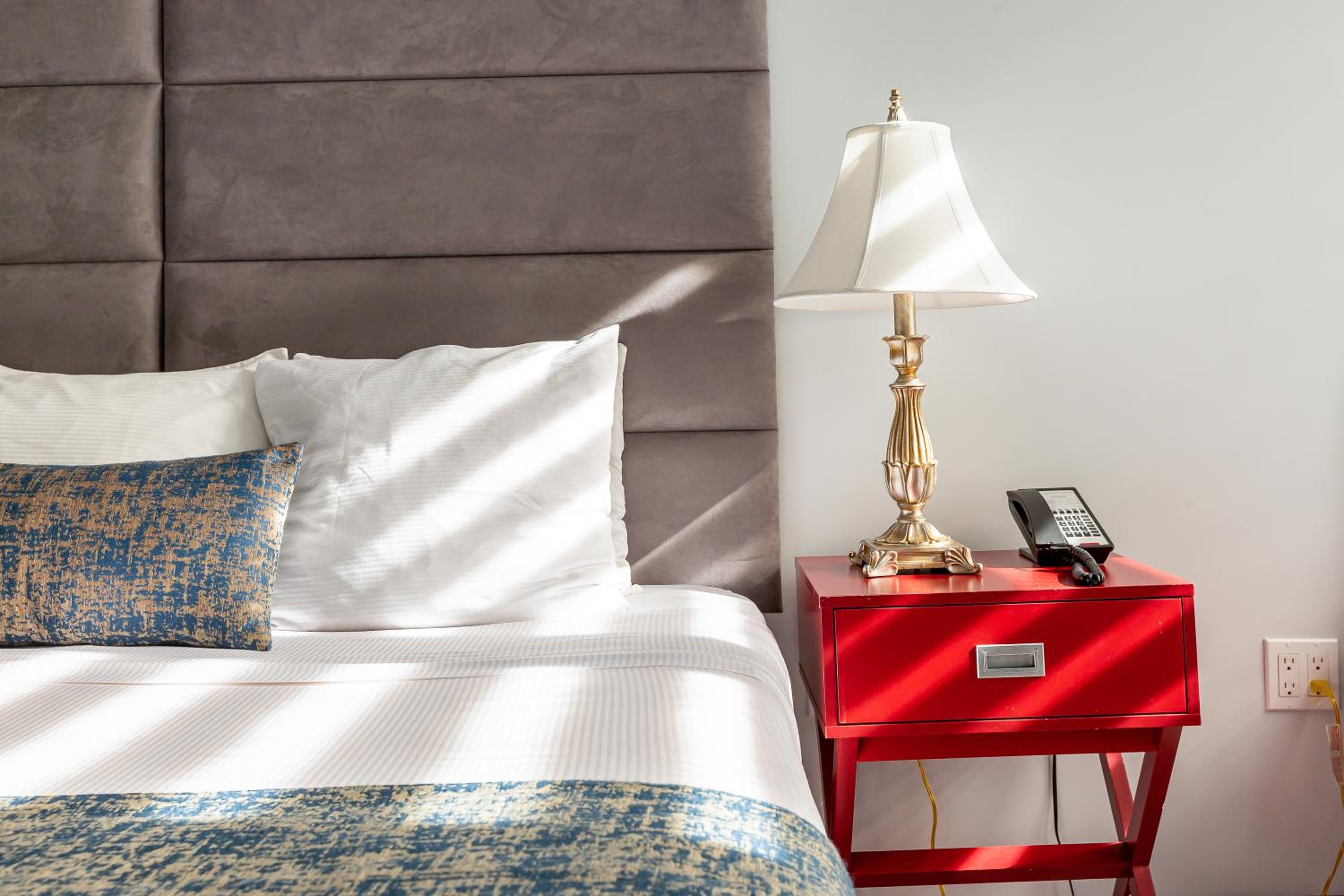 One King Bed Room, Accessible thumbnail 6