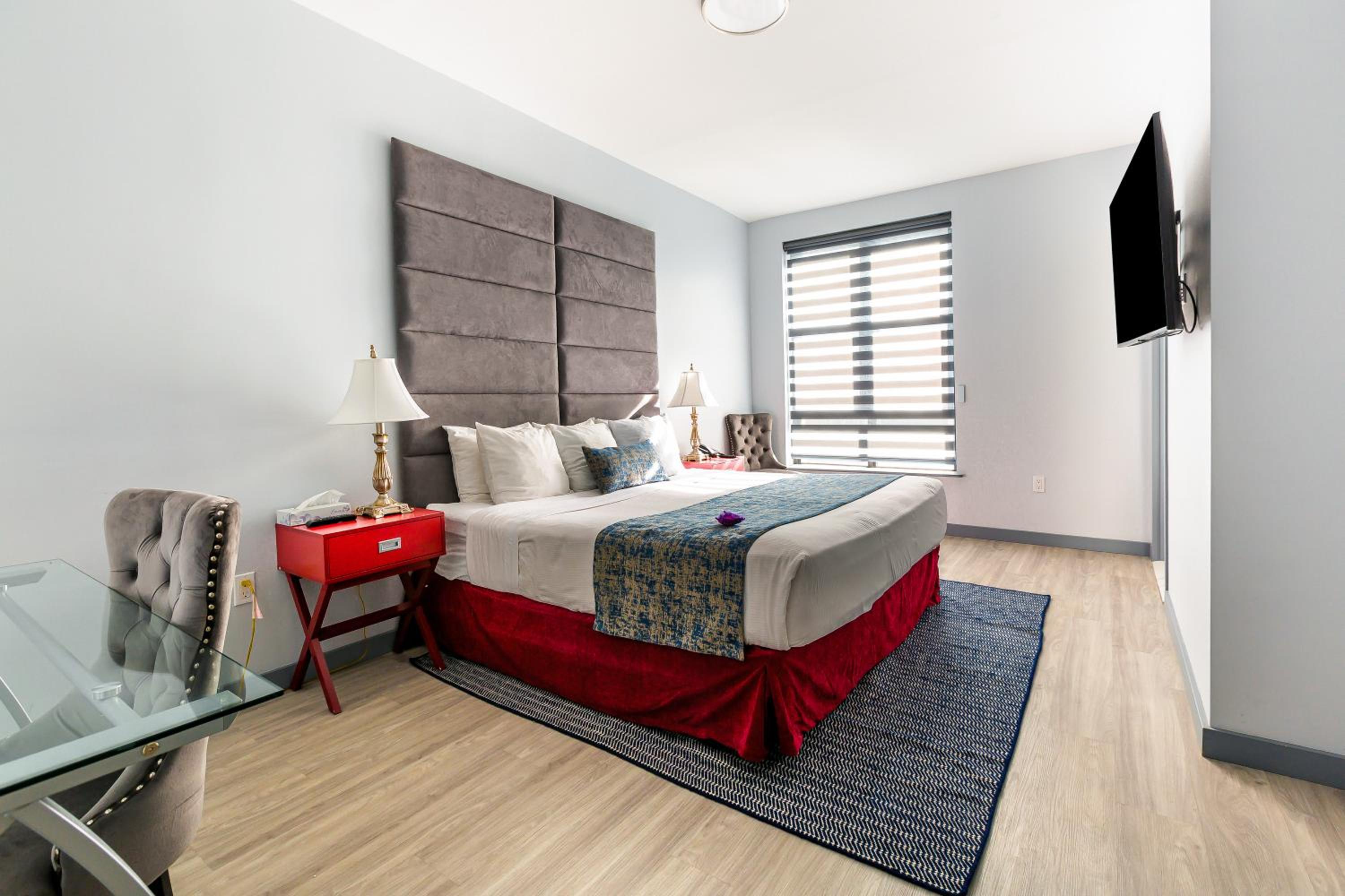 One King Bed Room, Accessible thumbnail 5