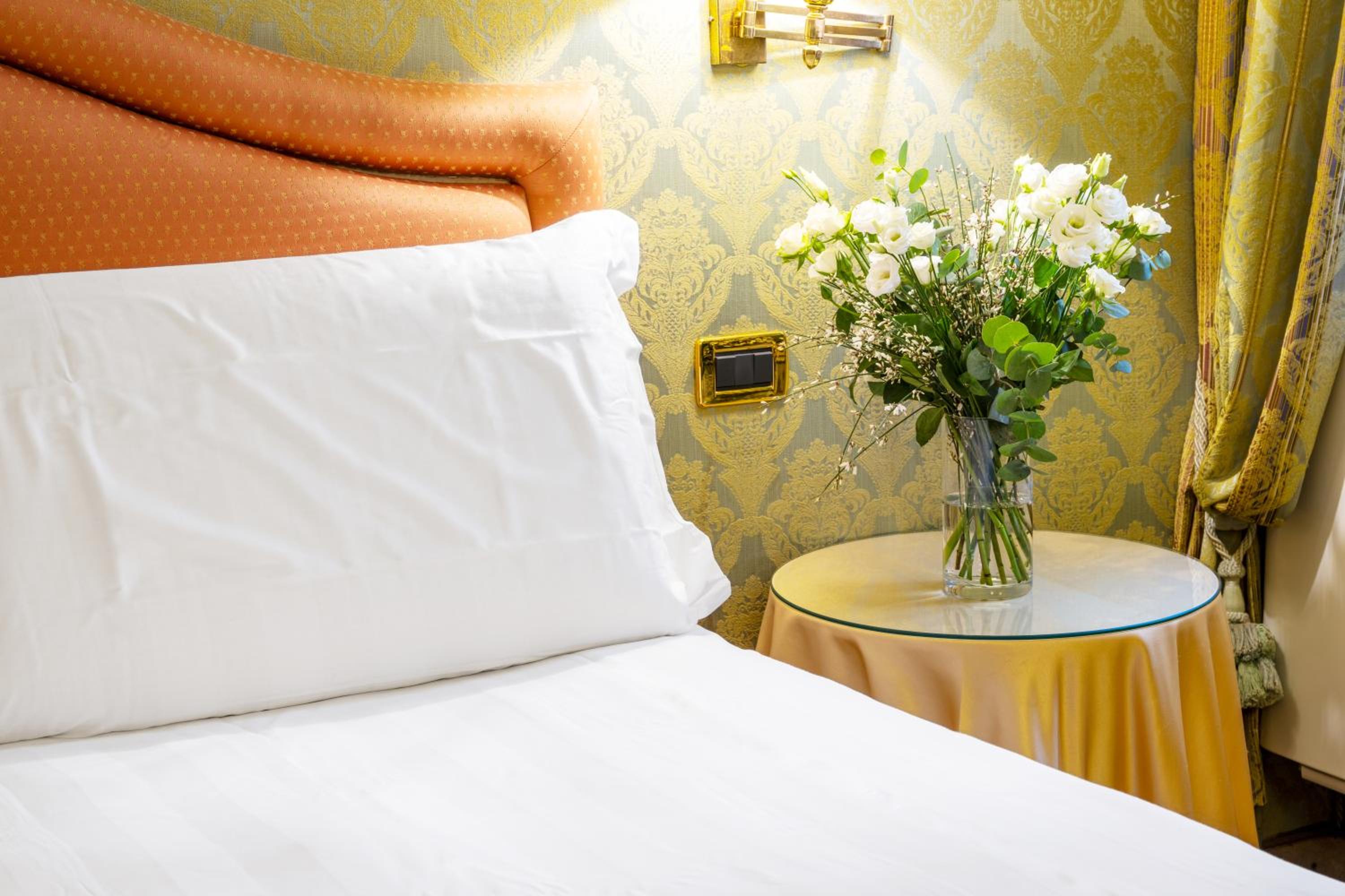 Queen Room photo 2
