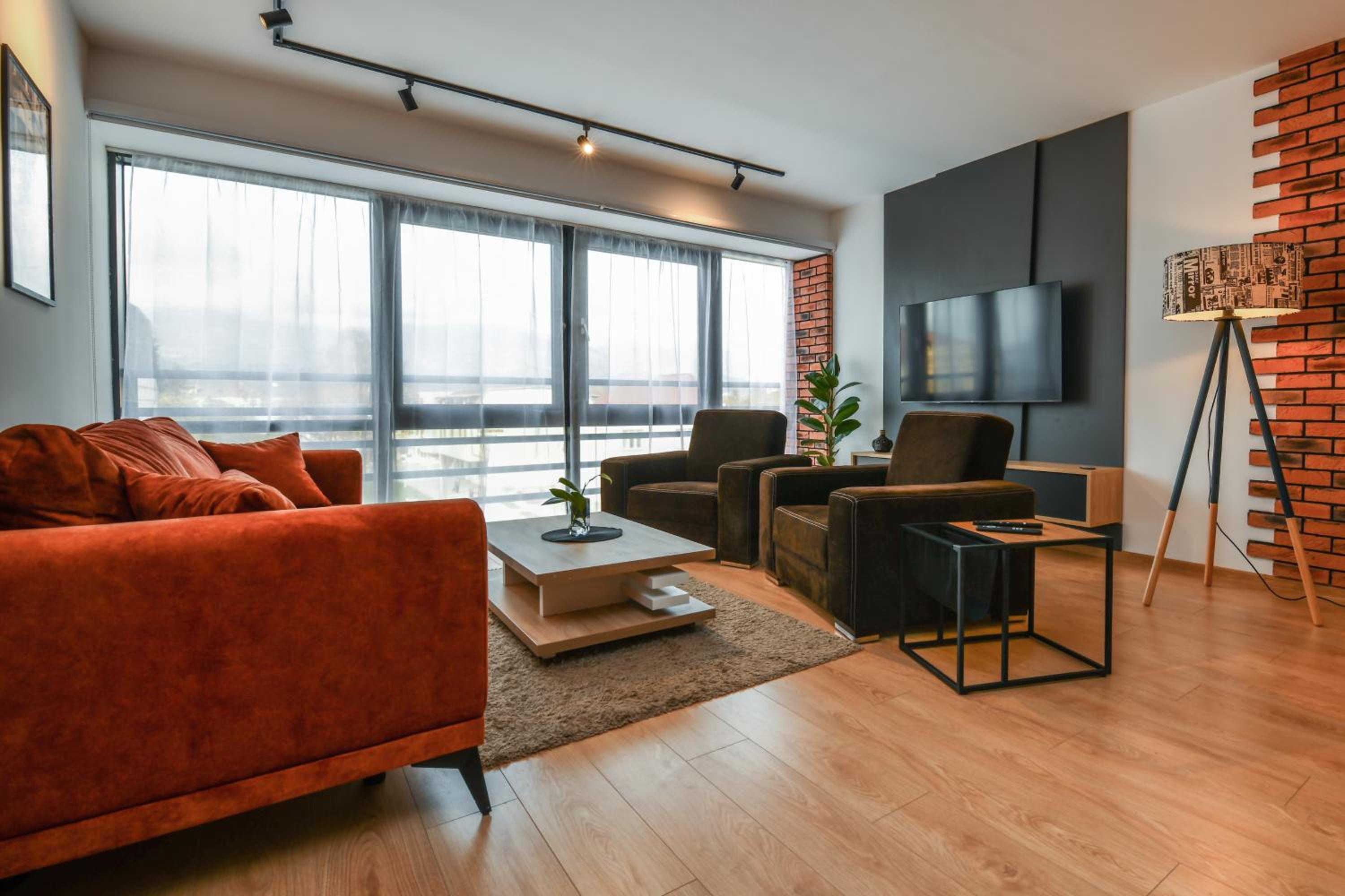 Apartment with Mountain View - Photo 2