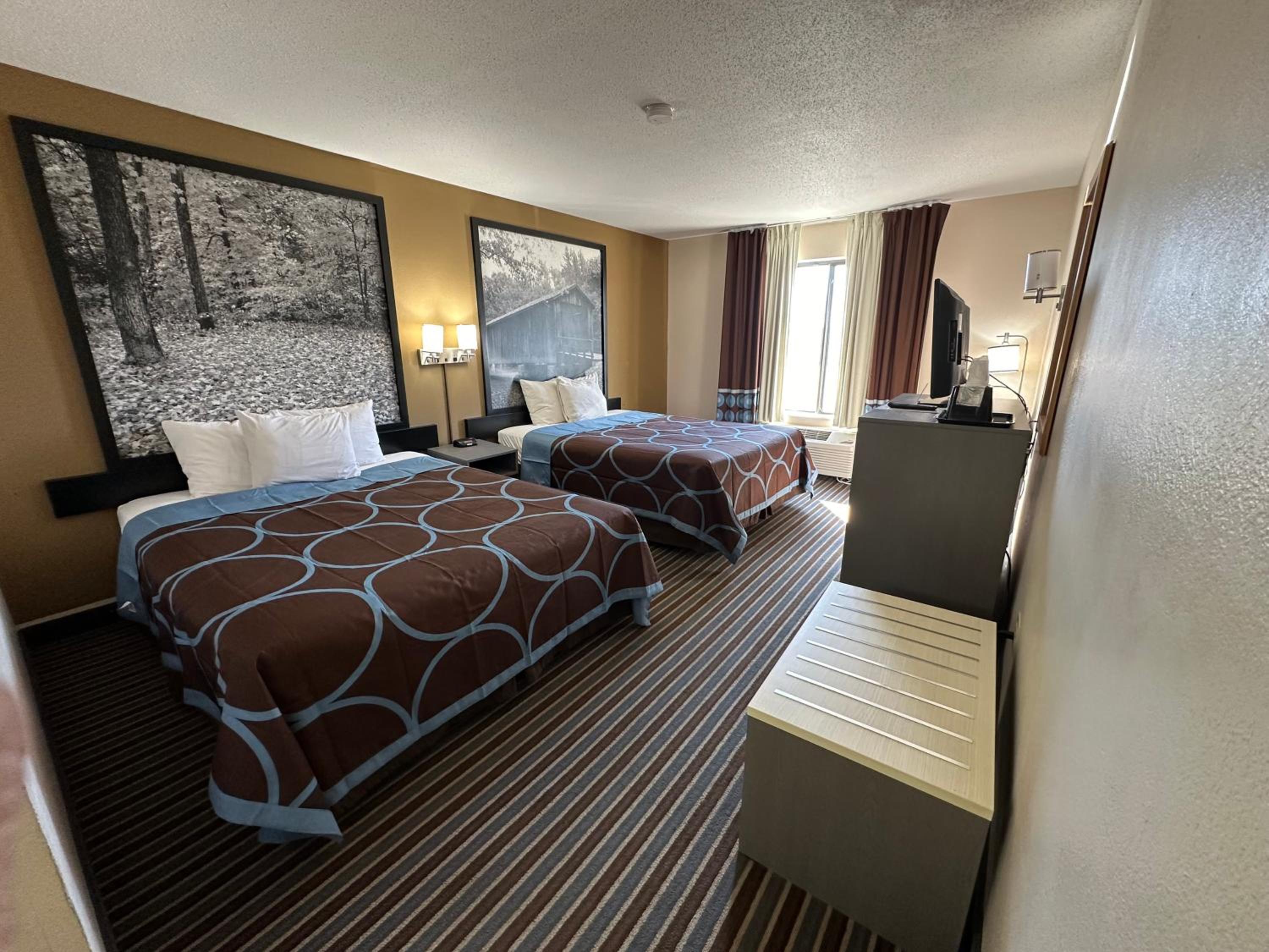 Queen Room with Two Queen Beds - Non-Smoking - Photo 4