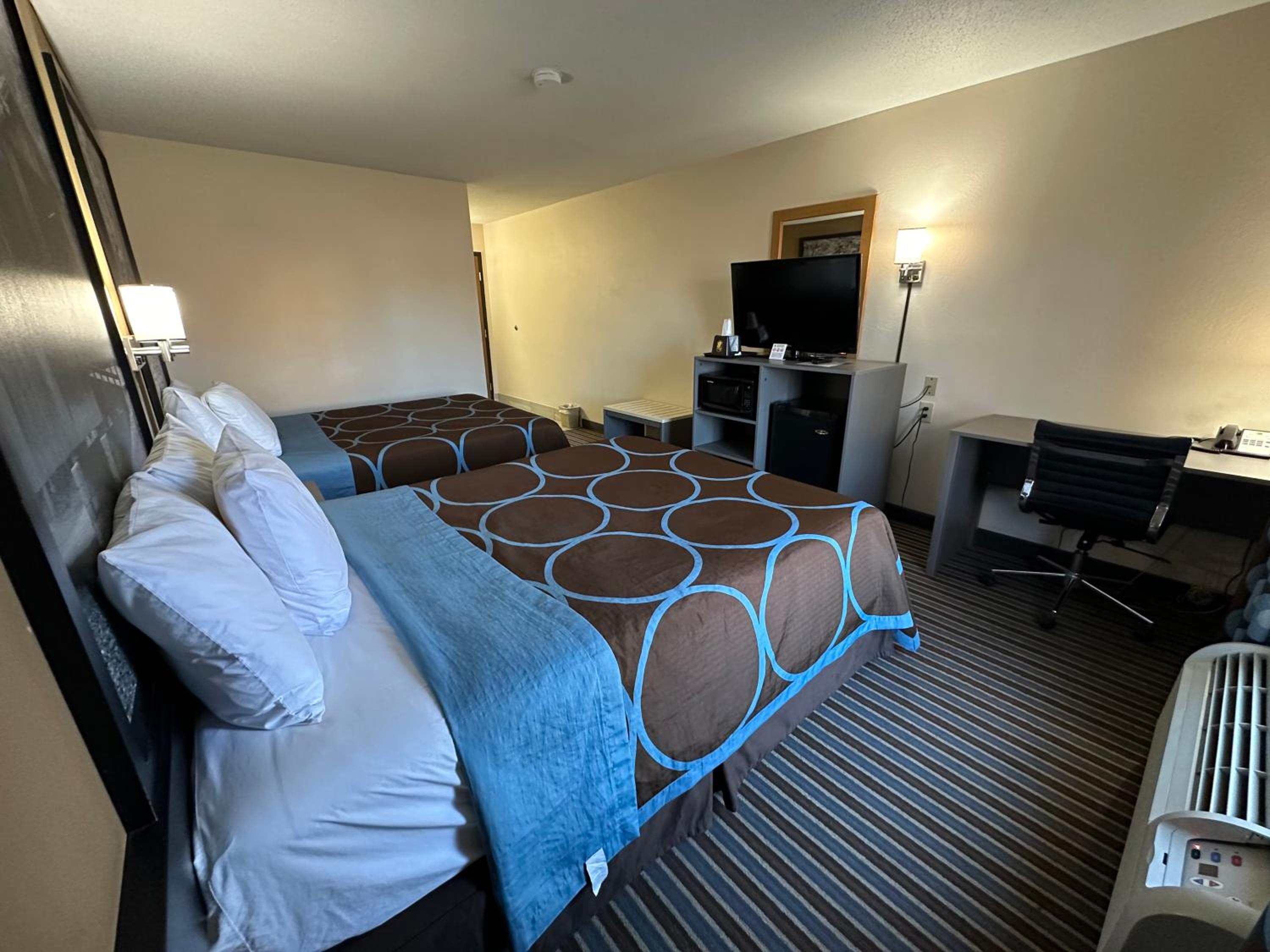 Queen Room with Two Queen Beds - Non-Smoking - Photo 5