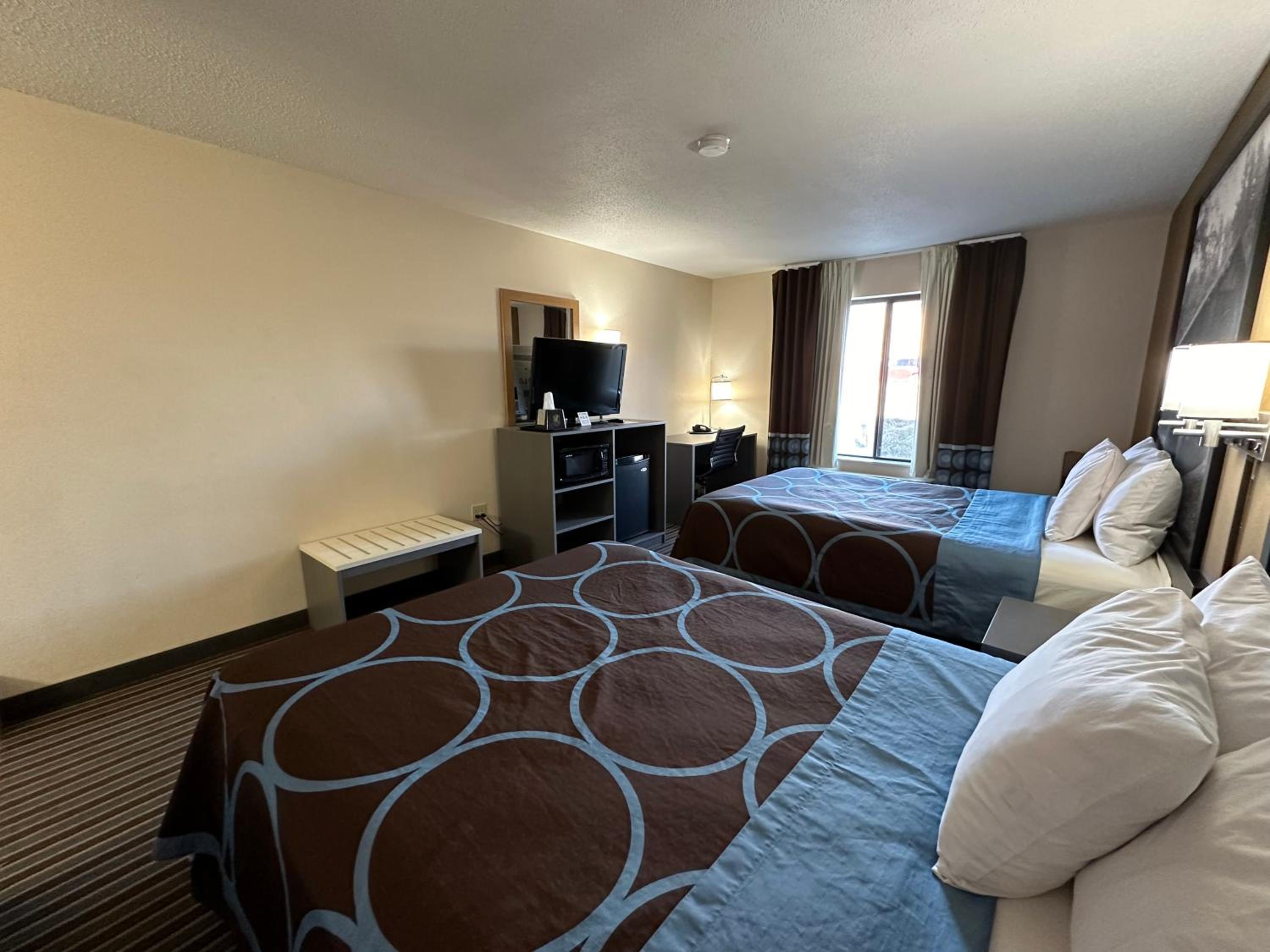 Queen Room with Two Queen Beds - Non-Smoking - Photo 6