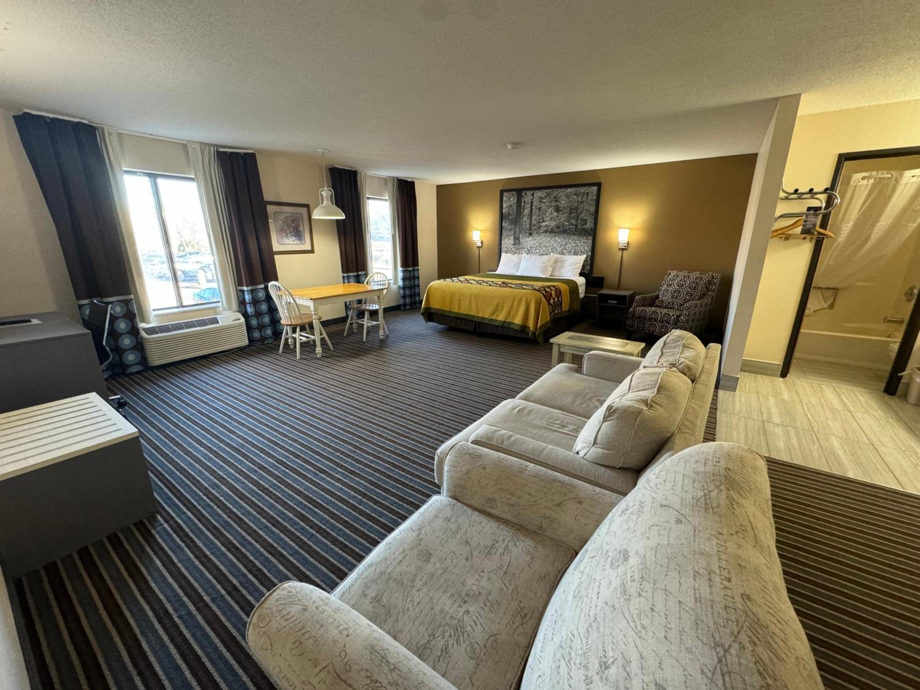 Deluxe King Suite - Photo 2