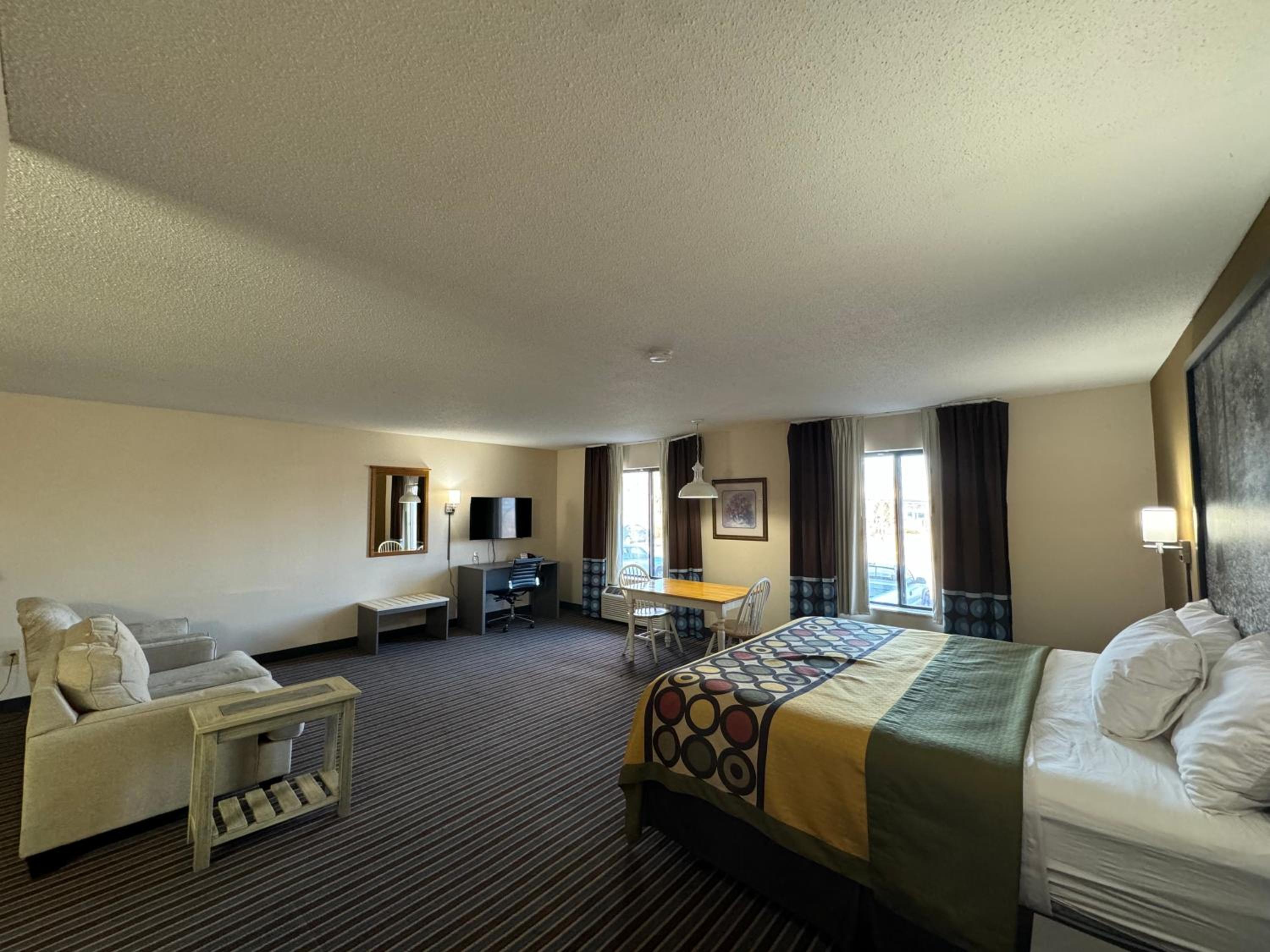 Deluxe King Suite - Photo 3