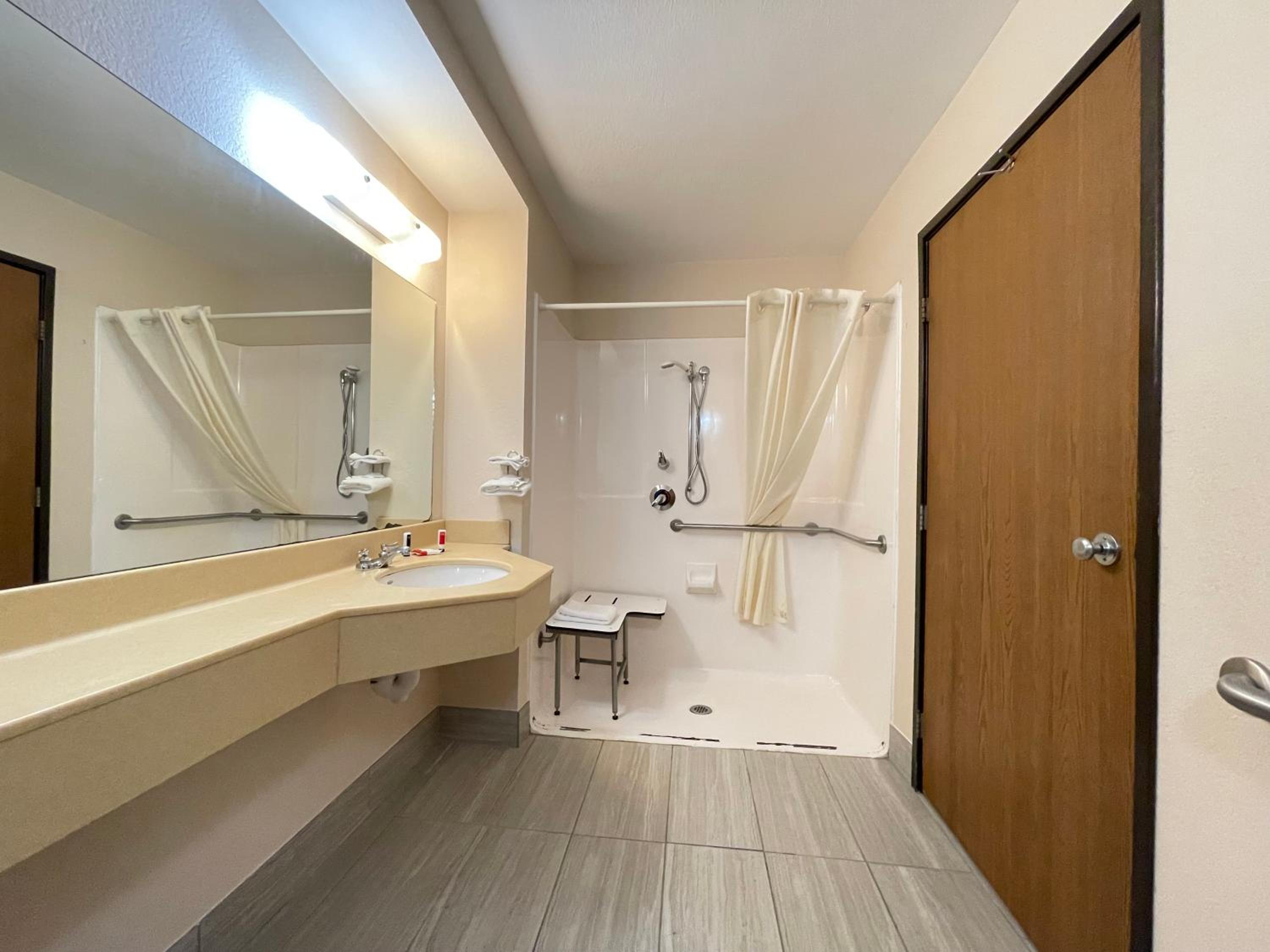 Queen Room - Disability Access/Non-Smoking - Photo 6