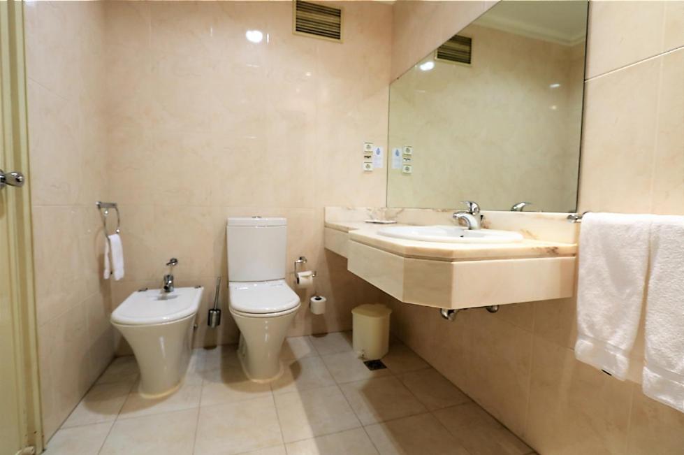 Standard Twin Room - Photo 8