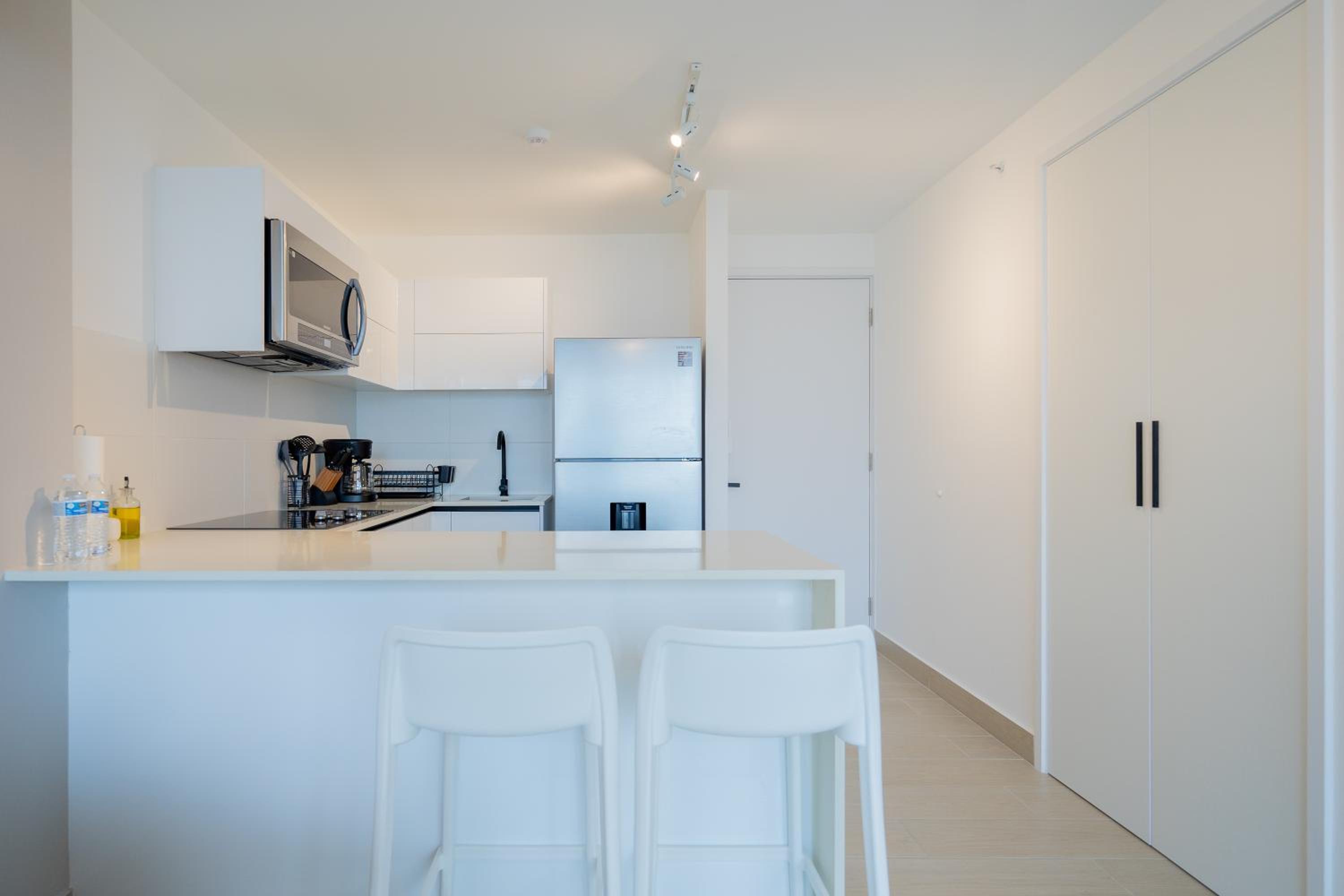 One-Bedroom Apartment with Balcony and City View photo 2